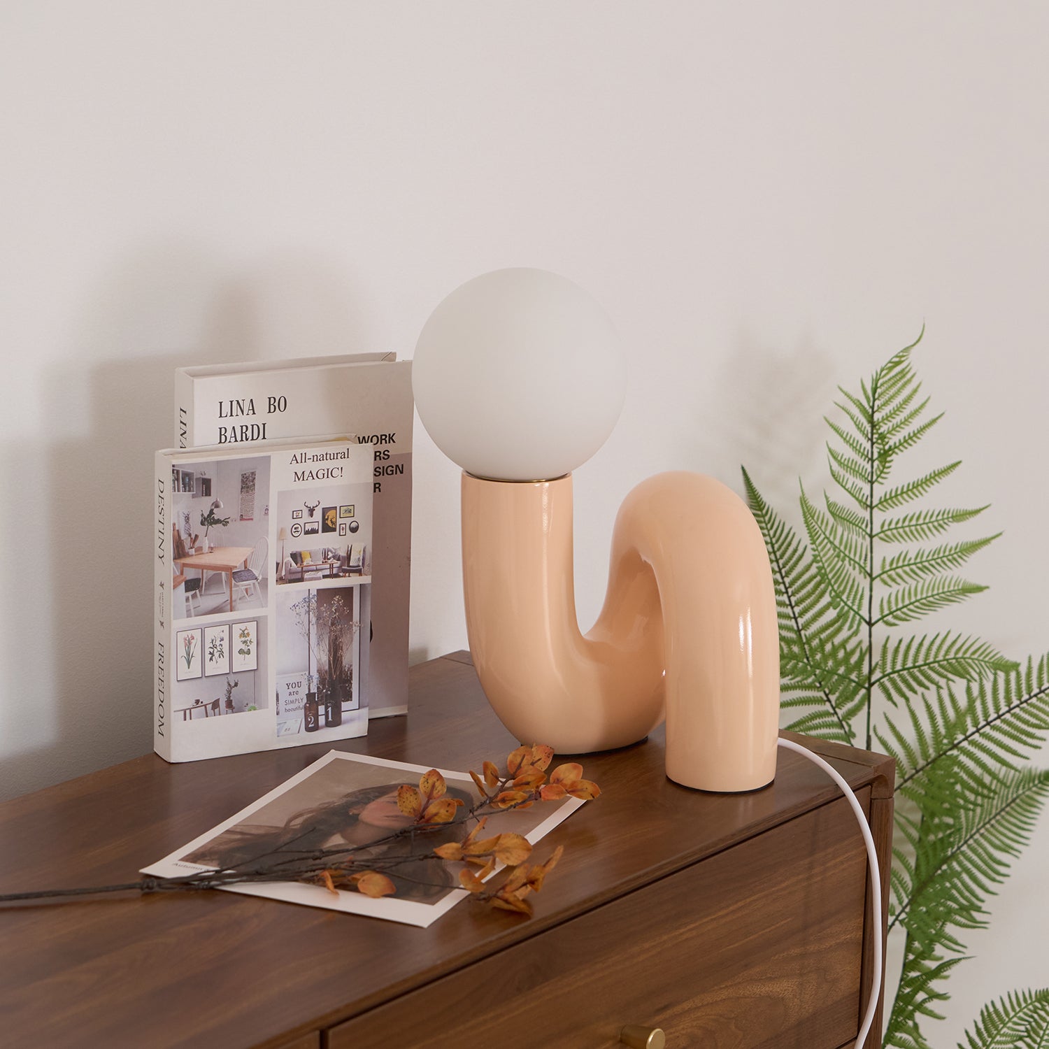Candeeiro de mesa lúdico em forma de N — Forma orgânica escultural