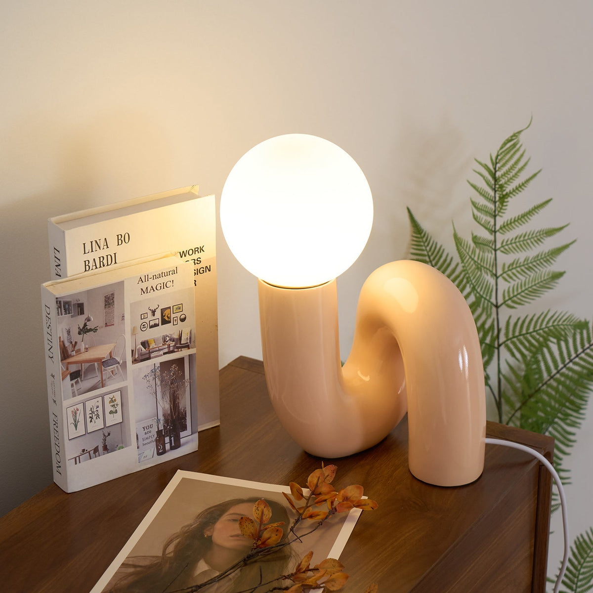 Candeeiro de mesa lúdico em forma de N — Forma orgânica escultural