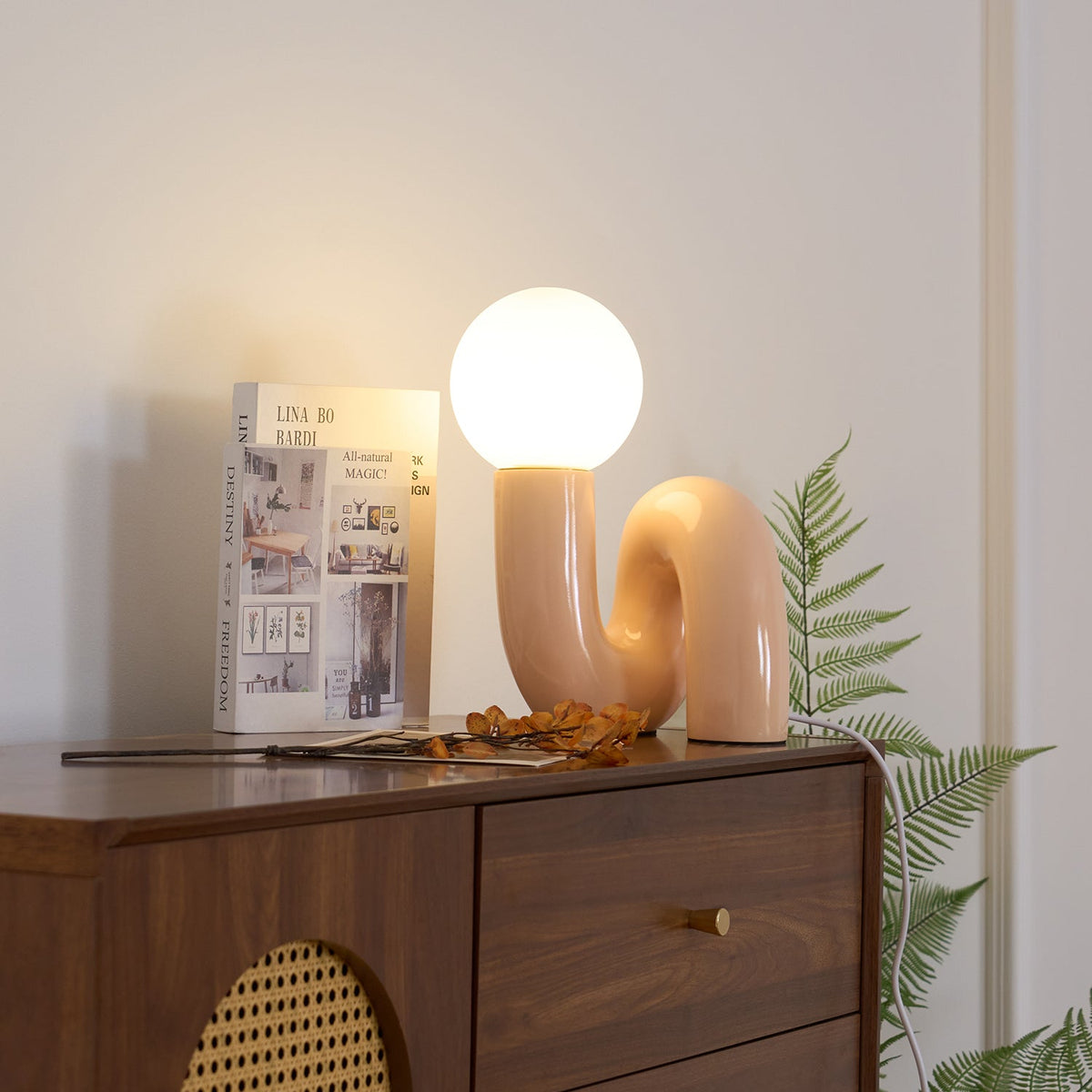 Candeeiro de mesa lúdico em forma de N — Forma orgânica escultural