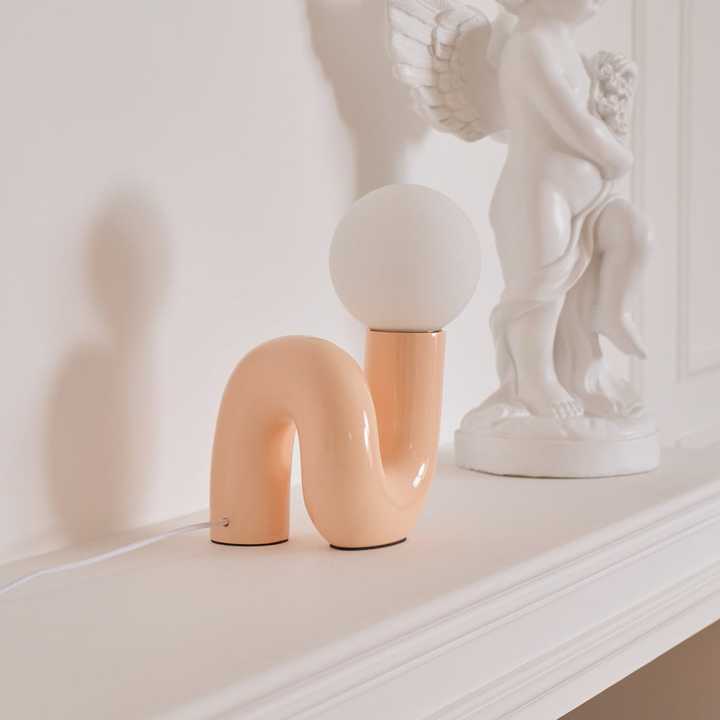 Candeeiro de mesa lúdico em forma de N — Forma orgânica escultural