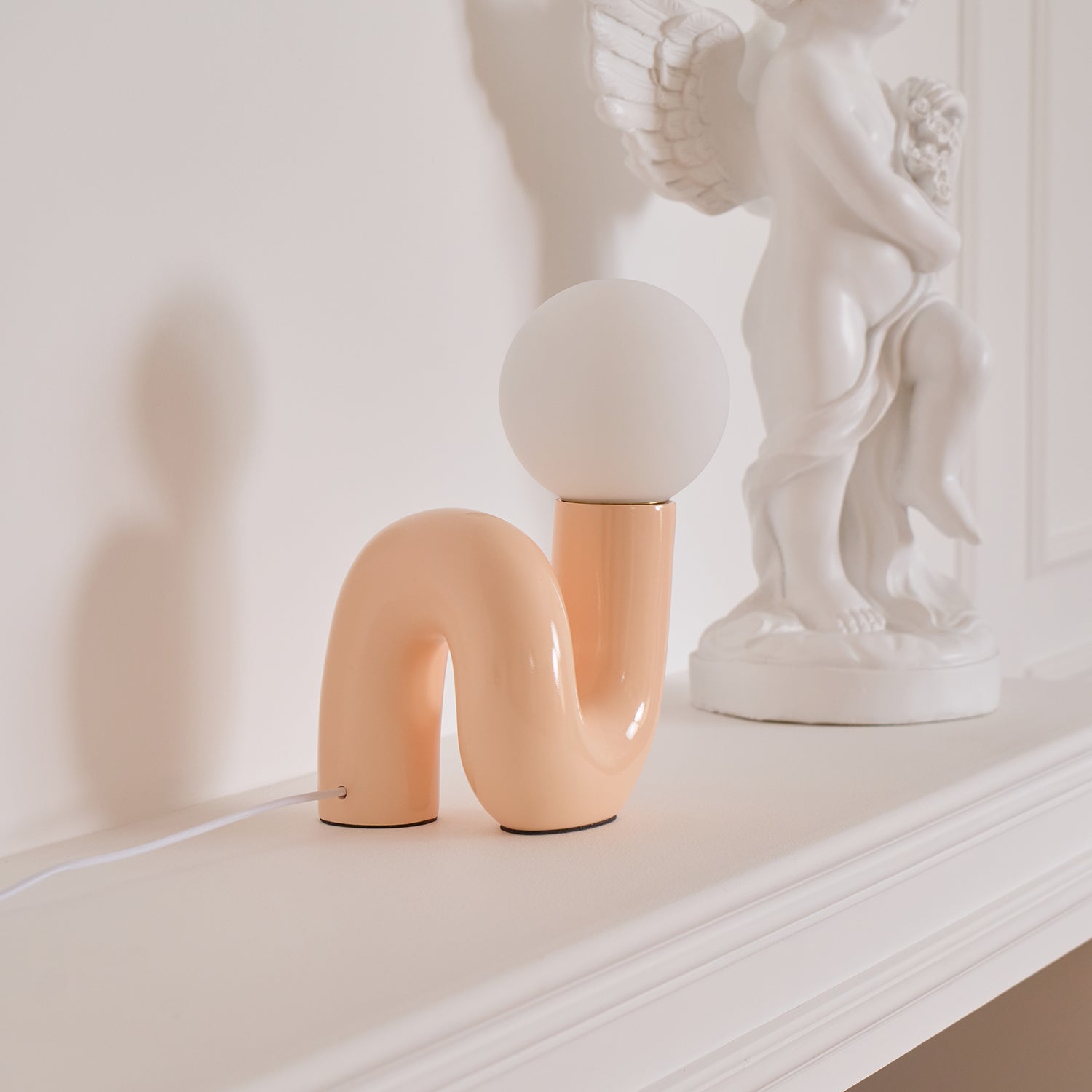Candeeiro de mesa lúdico em forma de N — Forma orgânica escultural