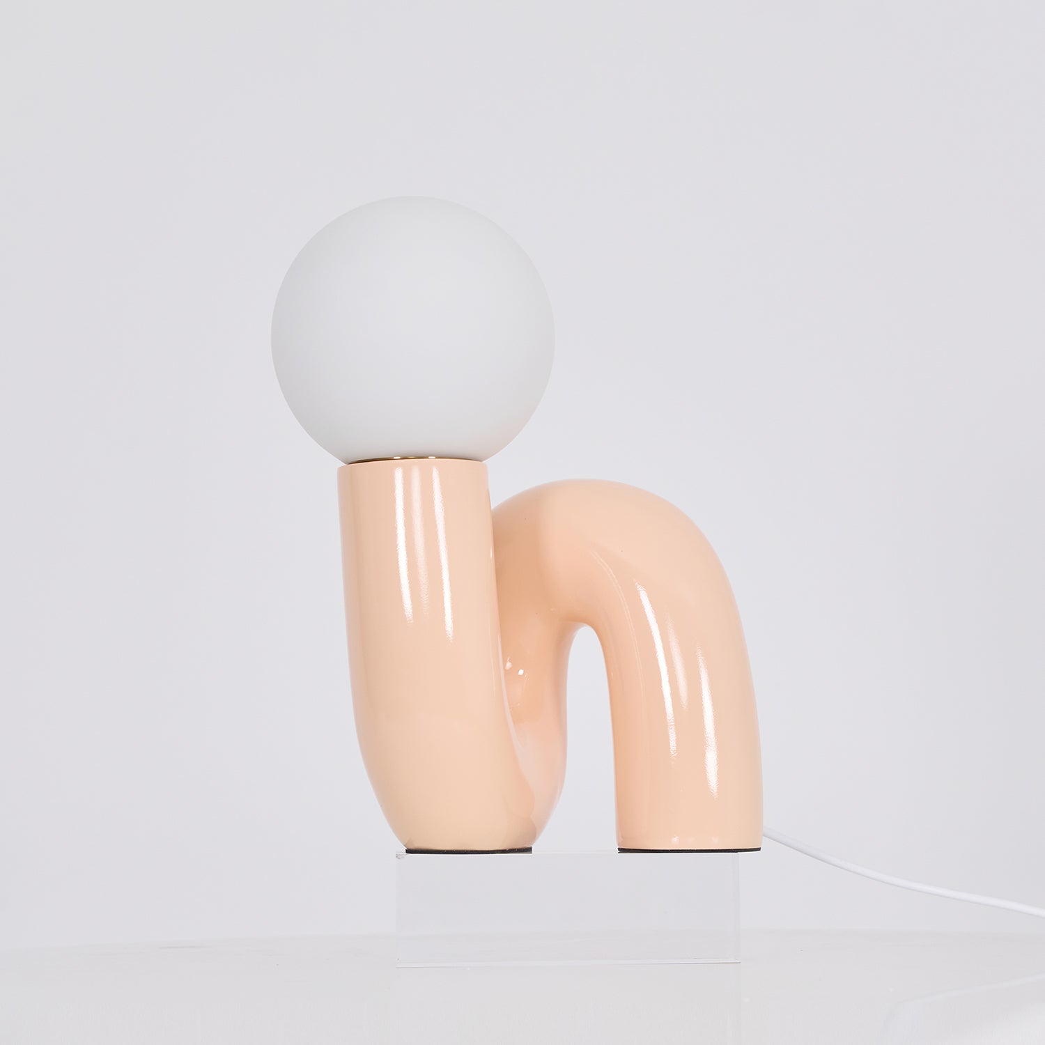 Candeeiro de mesa lúdico em forma de N — Forma orgânica escultural