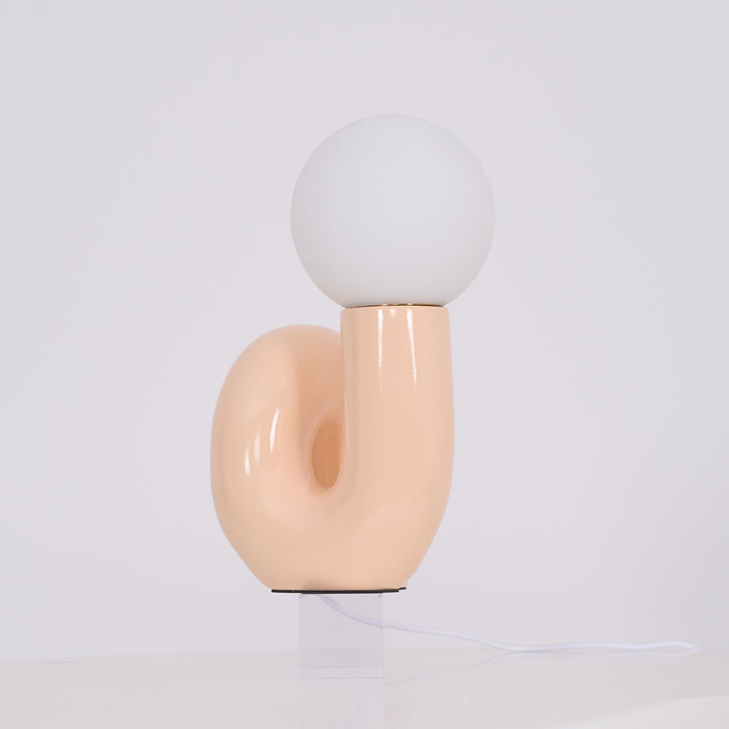 Candeeiro de mesa lúdico em forma de N — Forma orgânica escultural