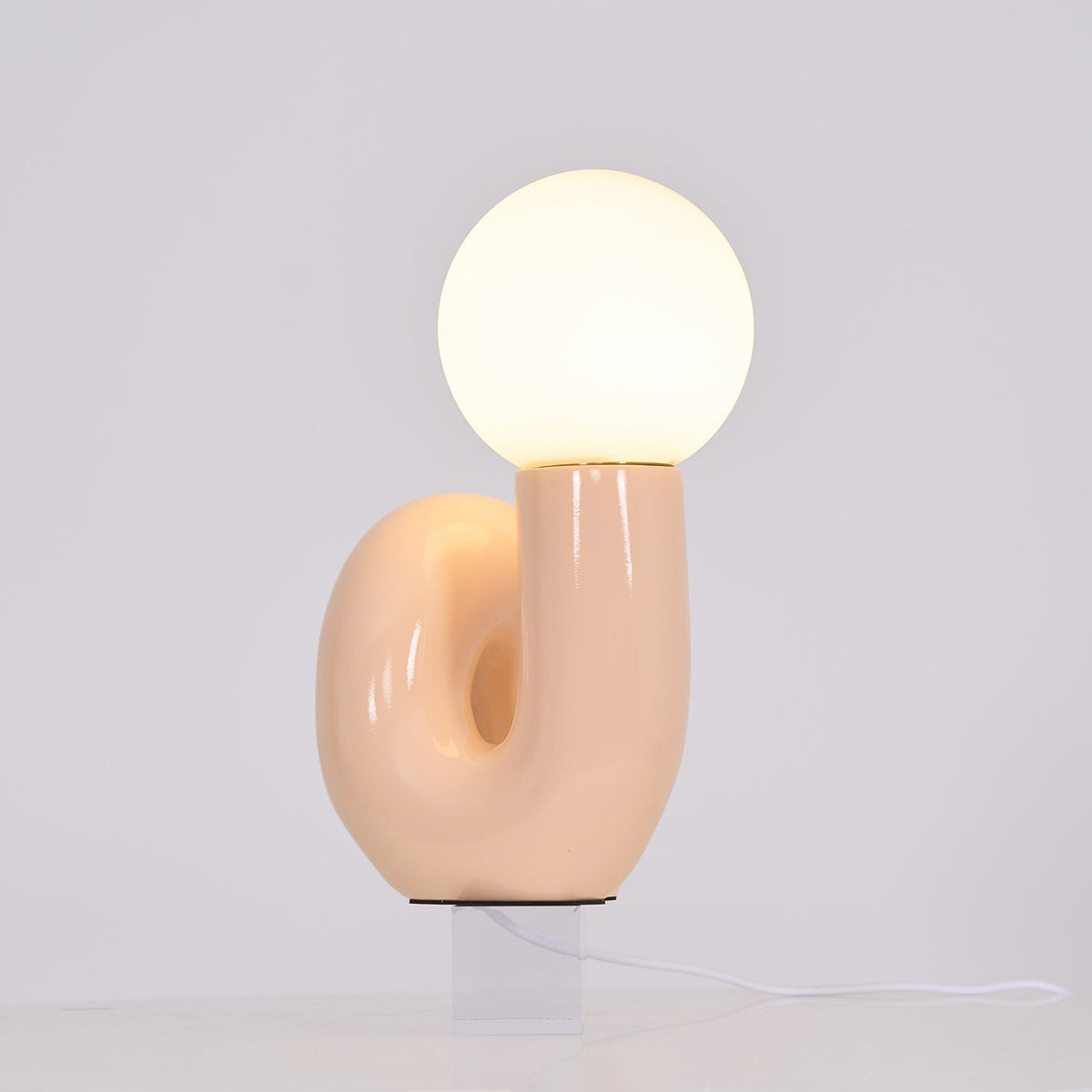 Candeeiro de mesa lúdico em forma de N — Forma orgânica escultural