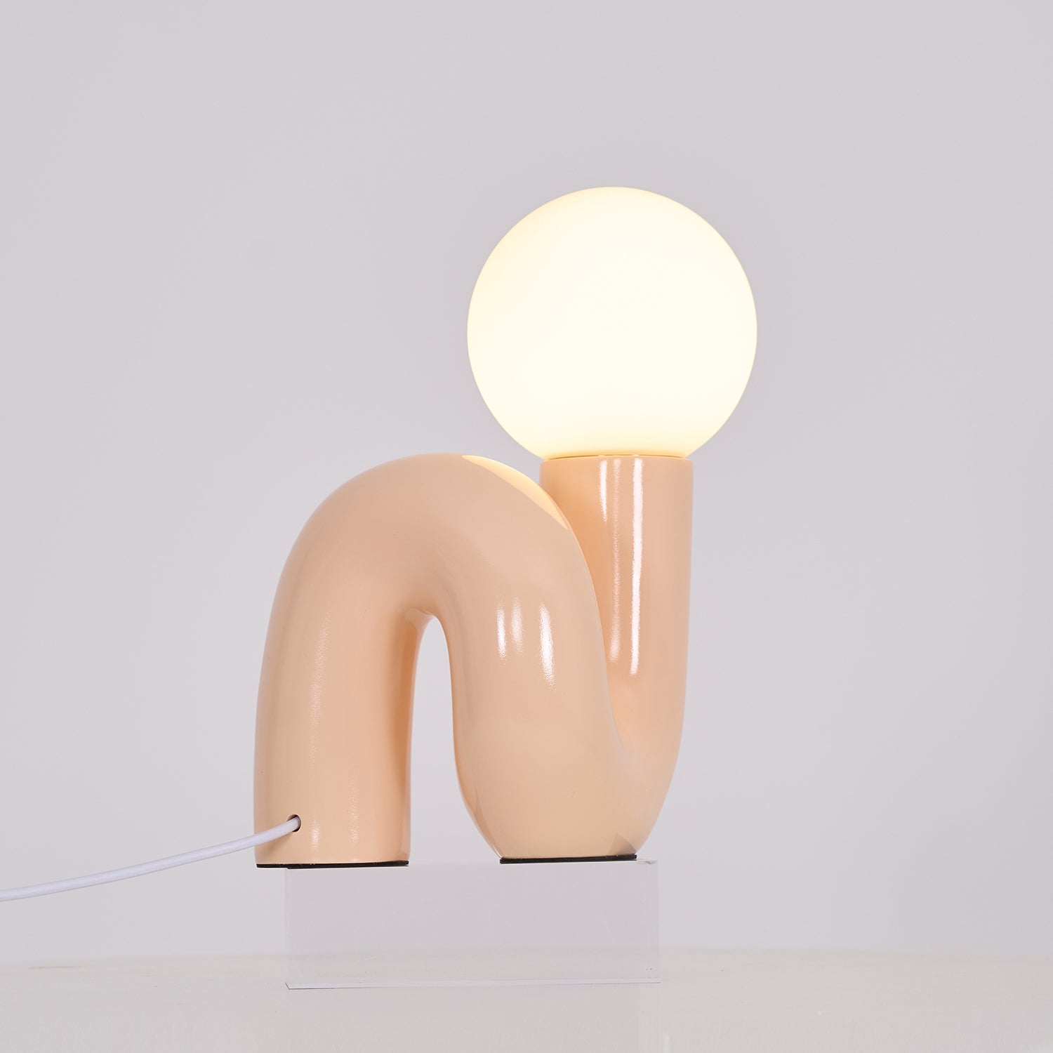 Candeeiro de mesa lúdico em forma de N — Forma orgânica escultural