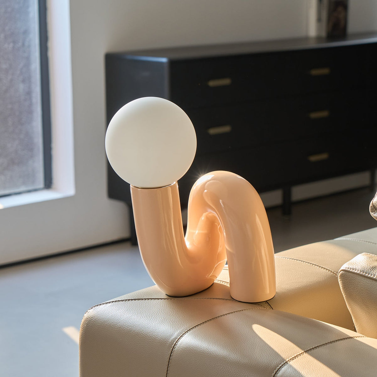 Candeeiro de mesa lúdico em forma de N — Forma orgânica escultural