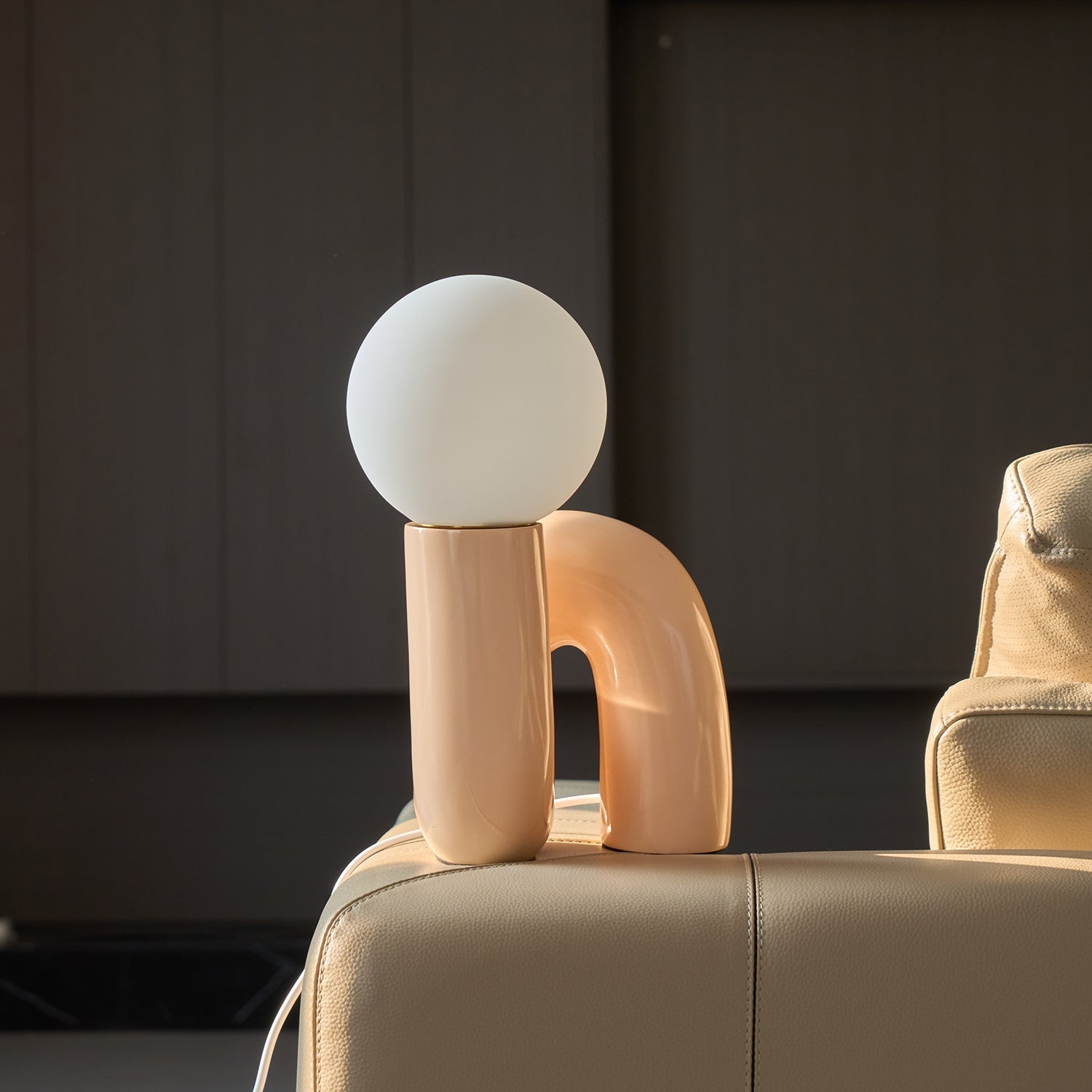 Candeeiro de mesa lúdico em forma de N — Forma orgânica escultural