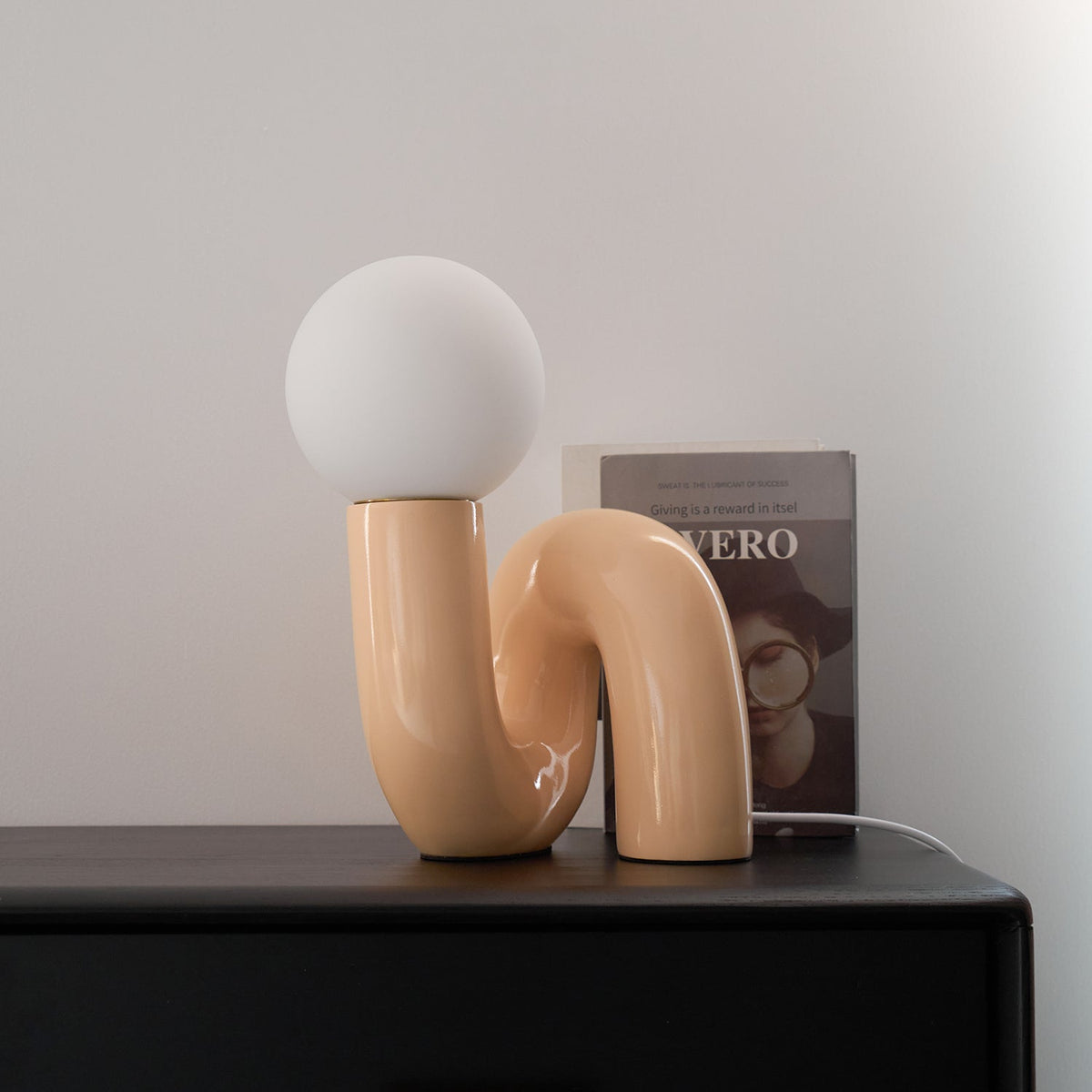 Candeeiro de mesa lúdico em forma de N — Forma orgânica escultural