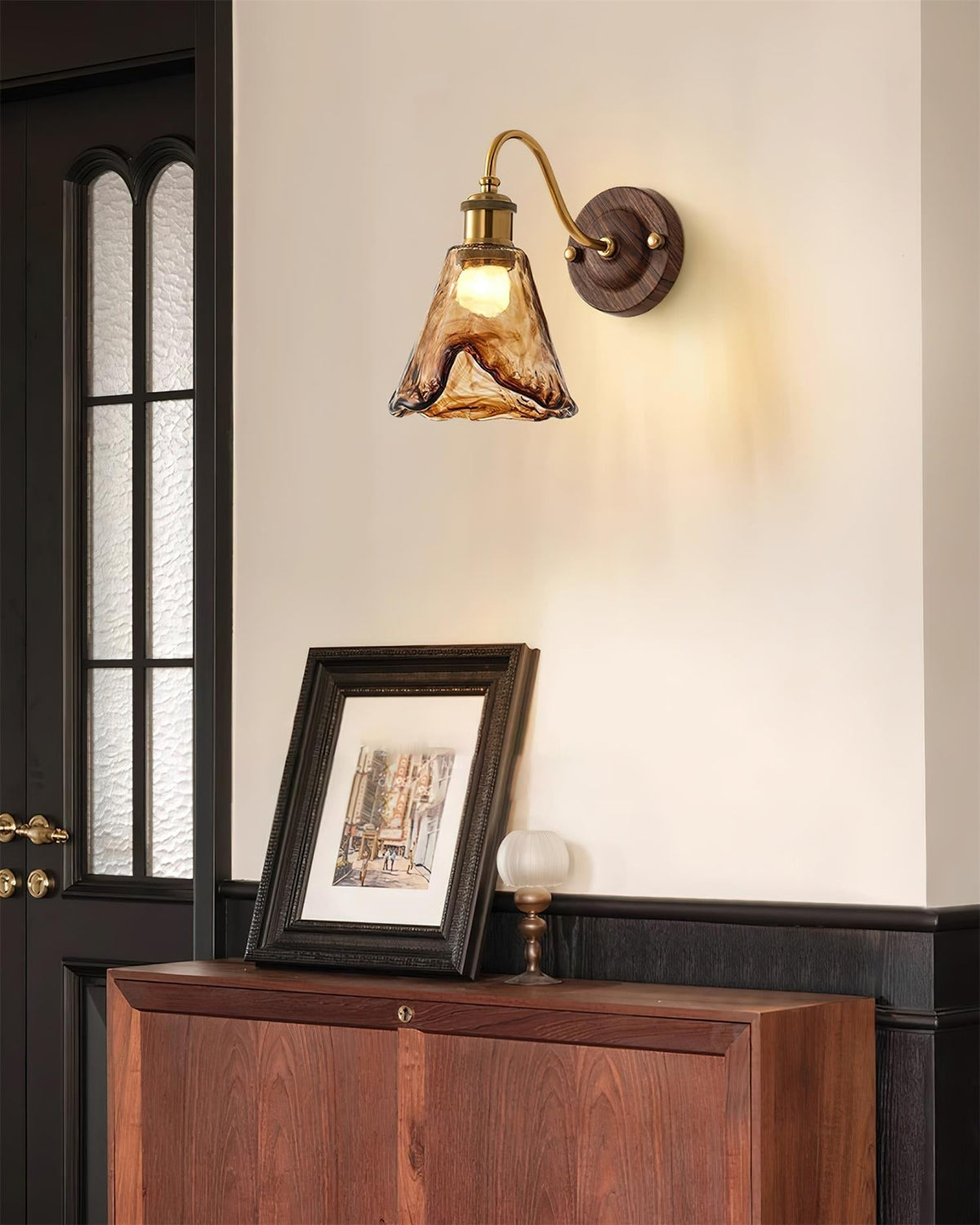 Modern vintagevägglampa — skärm i bärnstensfärgat glas, valnöt och guldfinish