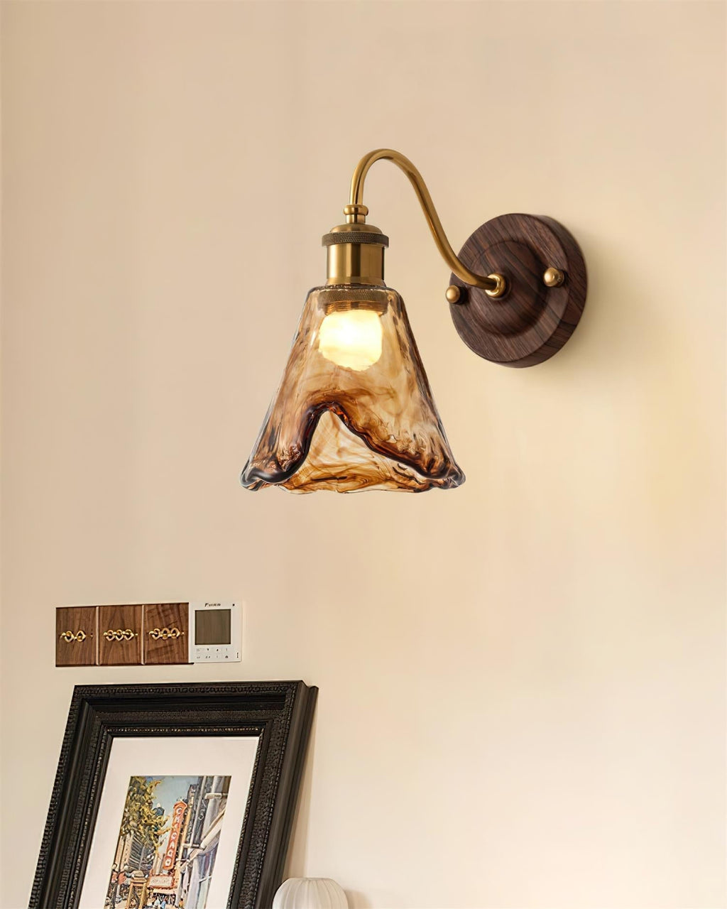 Modern vintagevägglampa — skärm i bärnstensfärgat glas, valnöt och guldfinish