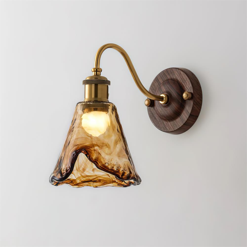 Modern vintagevägglampa — skärm i bärnstensfärgat glas, valnöt och guldfinish
