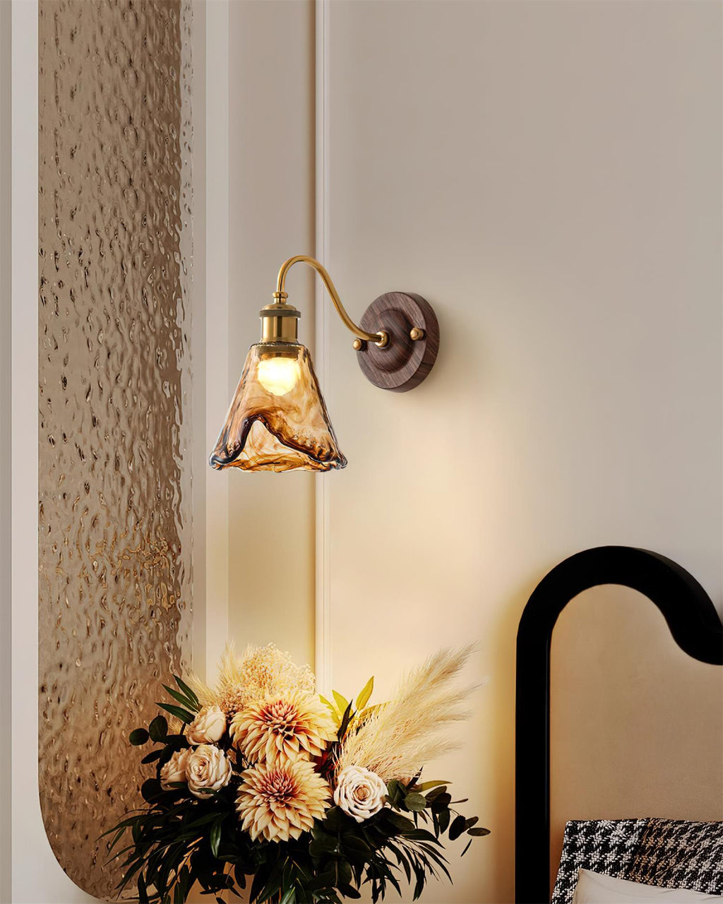 Modern vintagevägglampa — skärm i bärnstensfärgat glas, valnöt och guldfinish