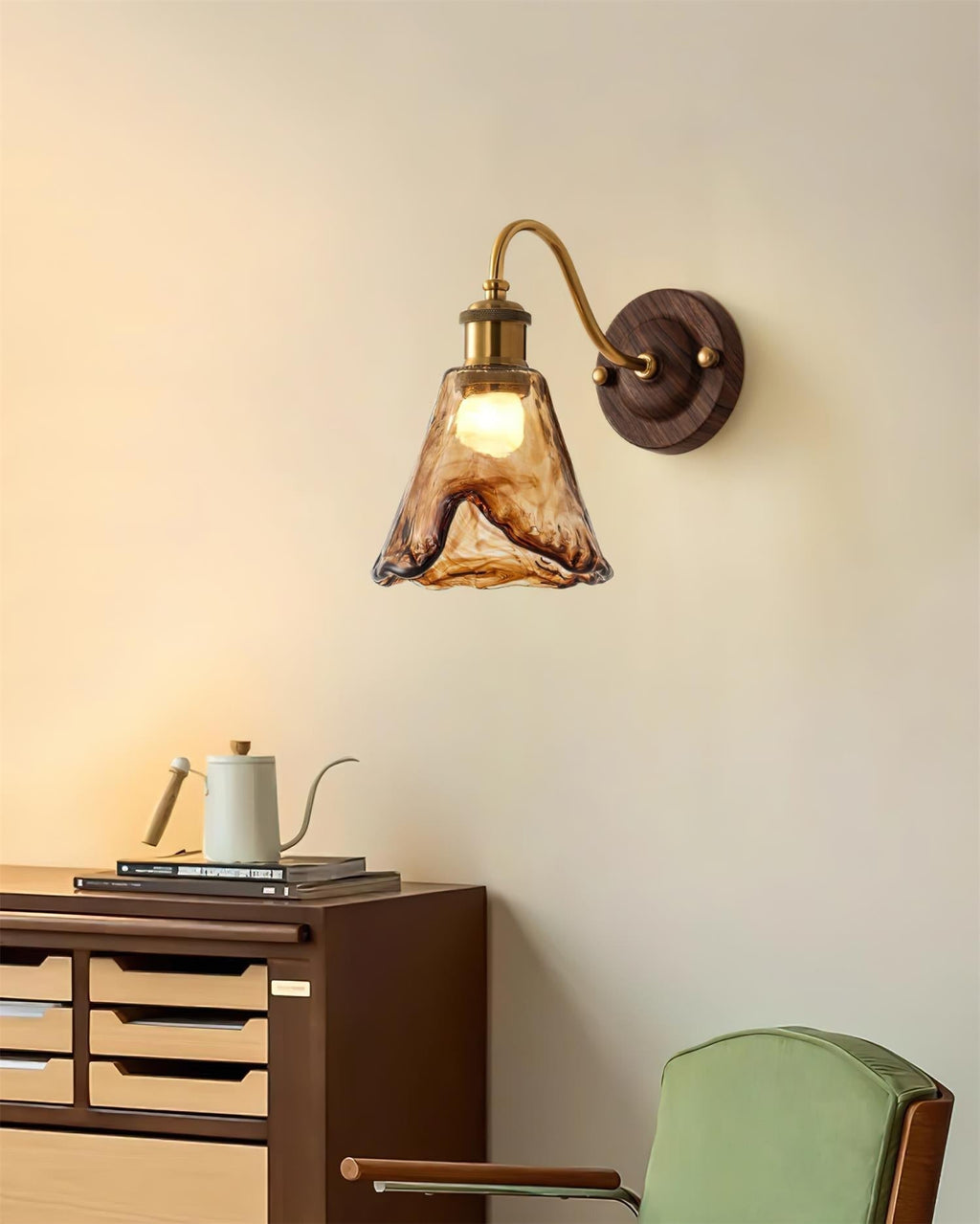 Modern vintagevägglampa — skärm i bärnstensfärgat glas, valnöt och guldfinish