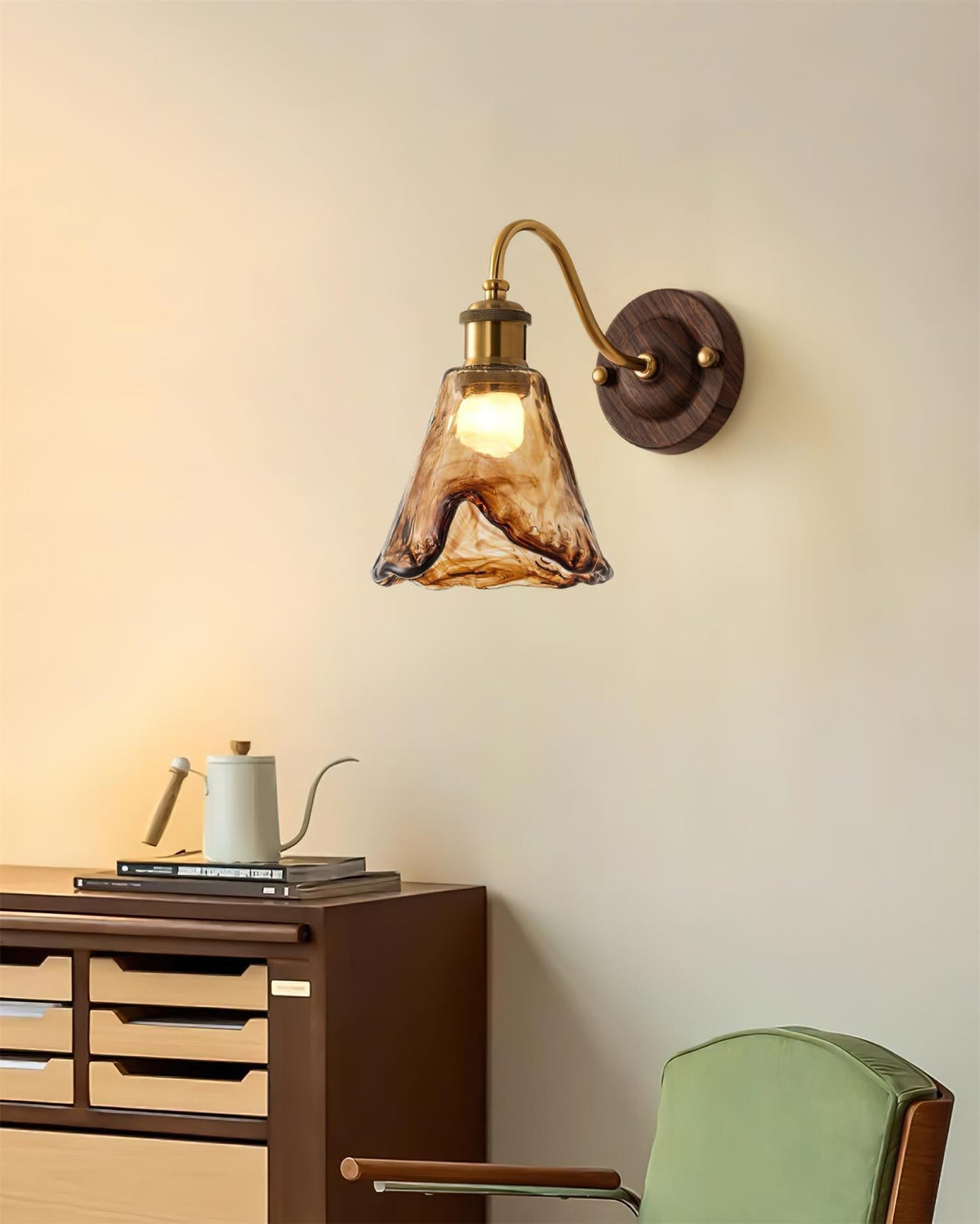 Modern vintagevägglampa — skärm i bärnstensfärgat glas, valnöt och guldfinish