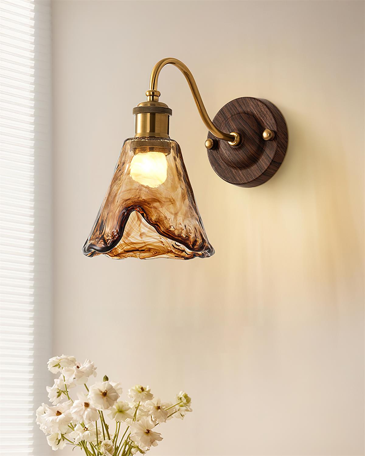 Modern vintagevägglampa — skärm i bärnstensfärgat glas, valnöt och guldfinish