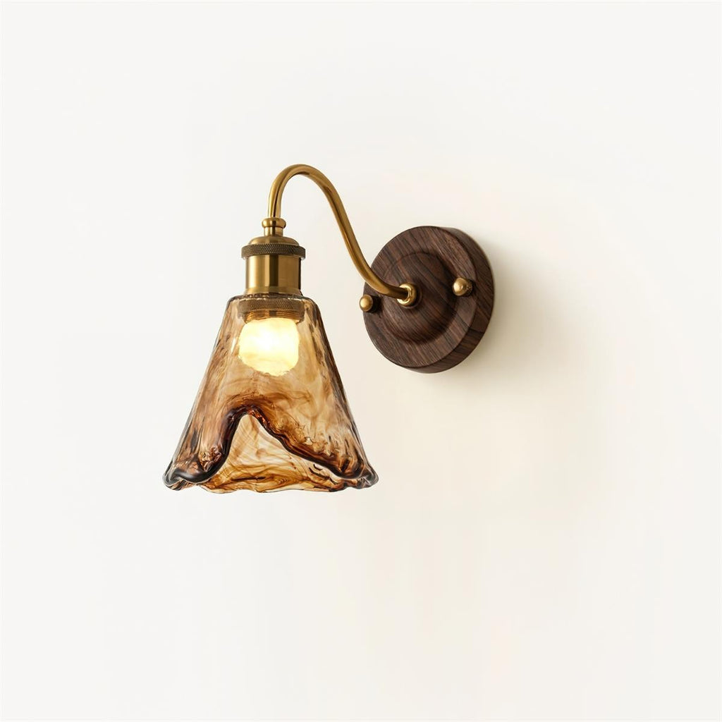Modern vintagevägglampa — skärm i bärnstensfärgat glas, valnöt och guldfinish