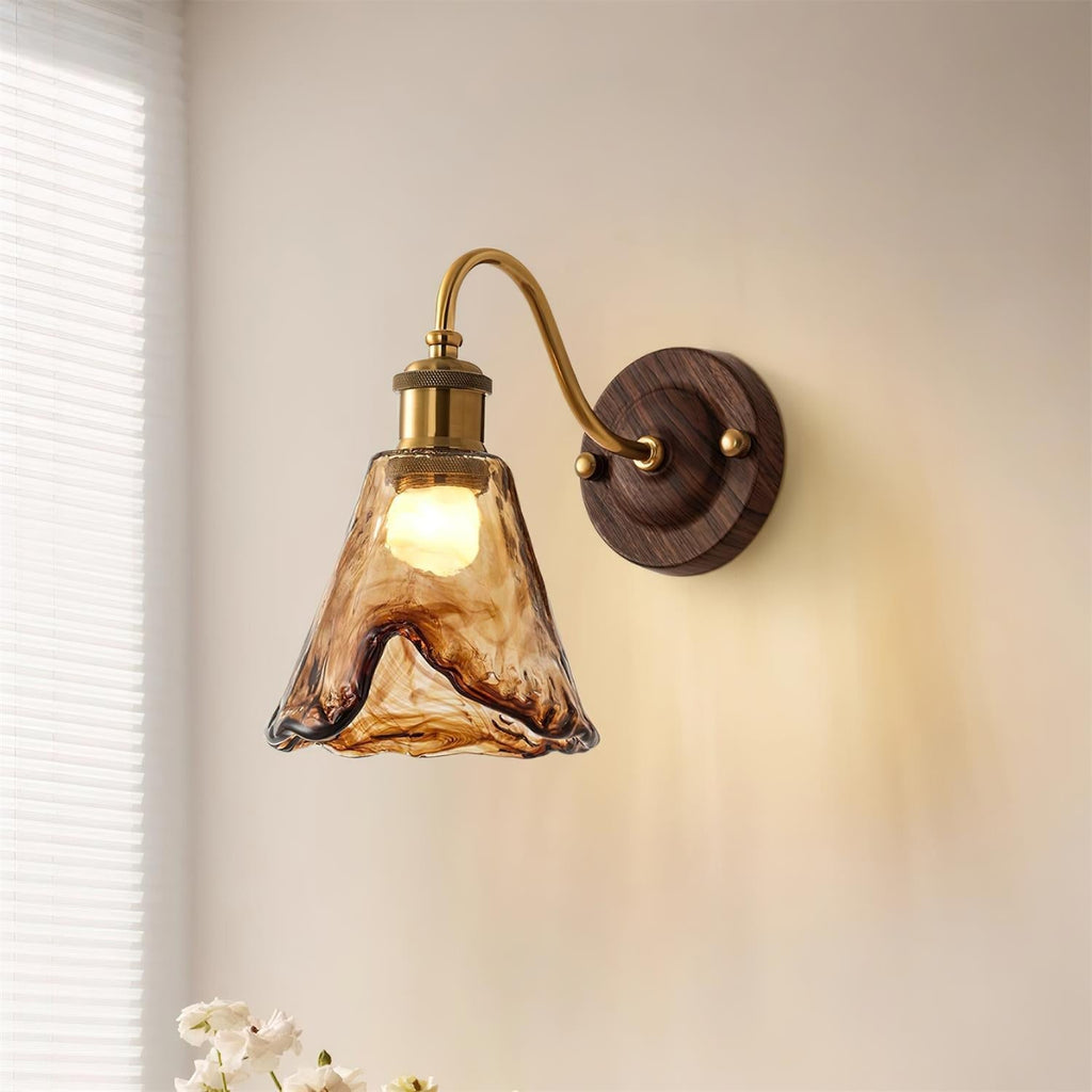 Modern vintagevägglampa — skärm i bärnstensfärgat glas, valnöt och guldfinish