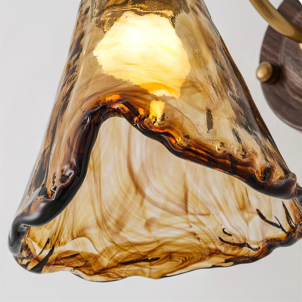 Modern vintagevägglampa — skärm i bärnstensfärgat glas, valnöt och guldfinish