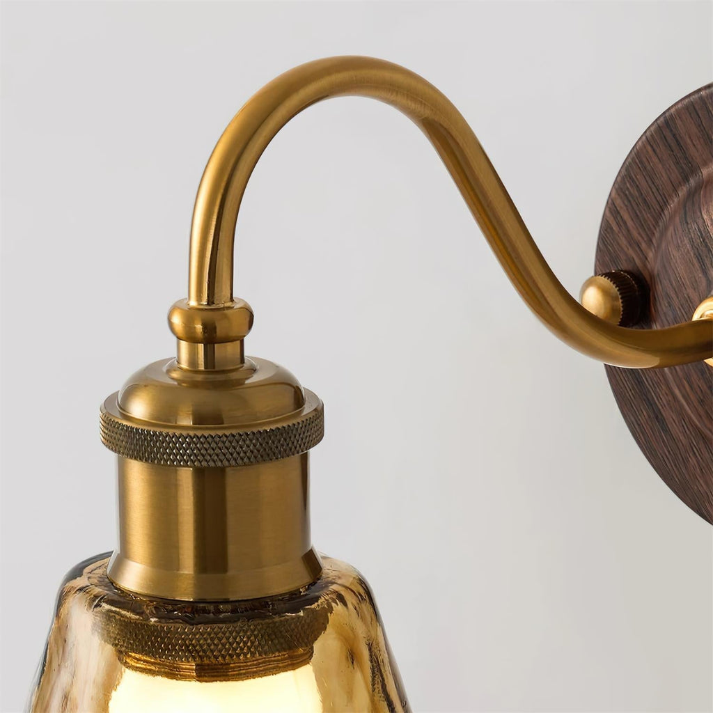 Modern vintagevägglampa — skärm i bärnstensfärgat glas, valnöt och guldfinish