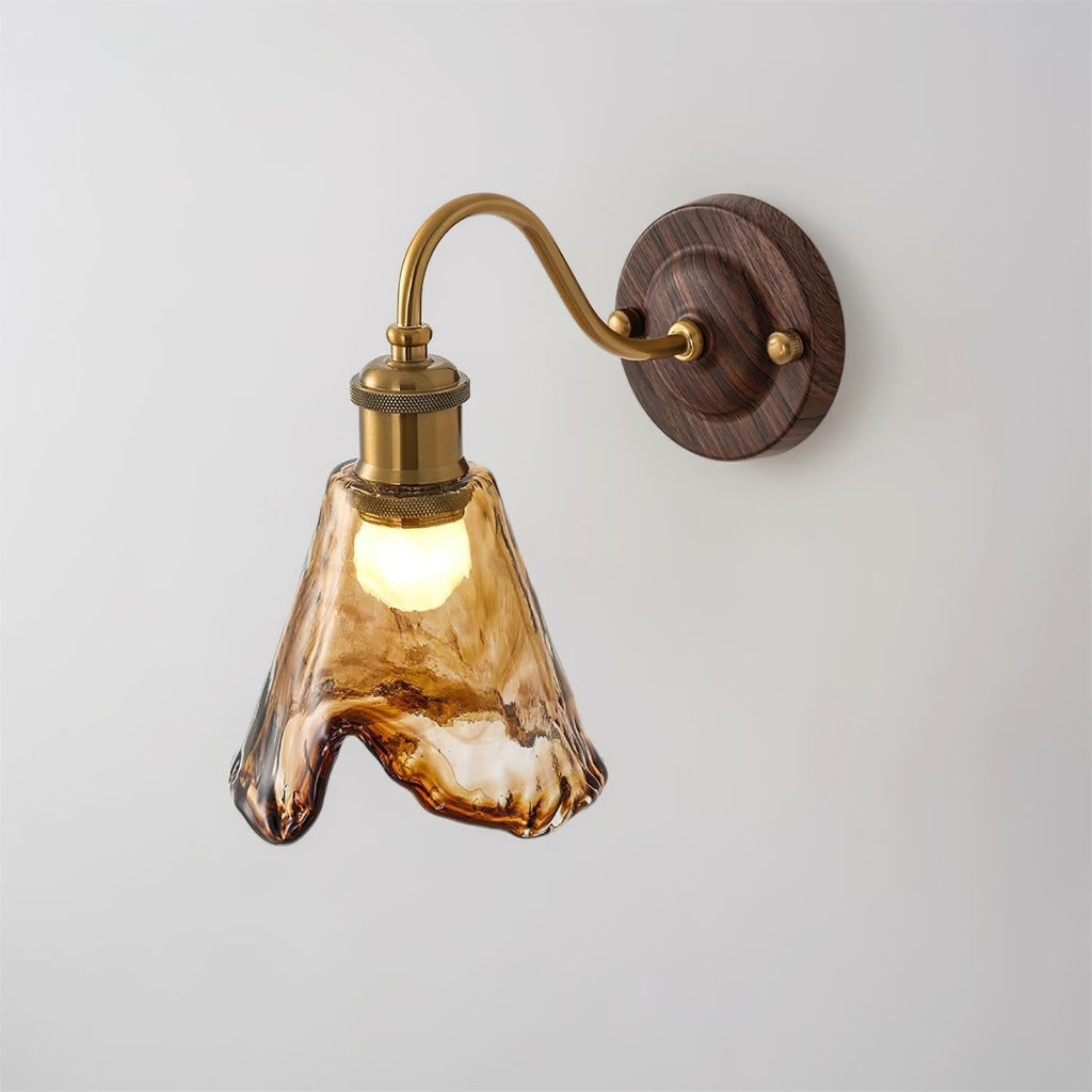 Modern vintagevägglampa — skärm i bärnstensfärgat glas, valnöt och guldfinish