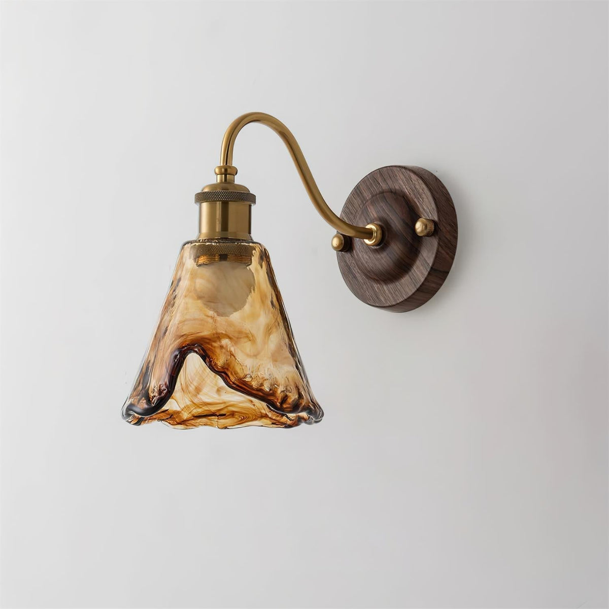Modern vintagevägglampa — skärm i bärnstensfärgat glas, valnöt och guldfinish