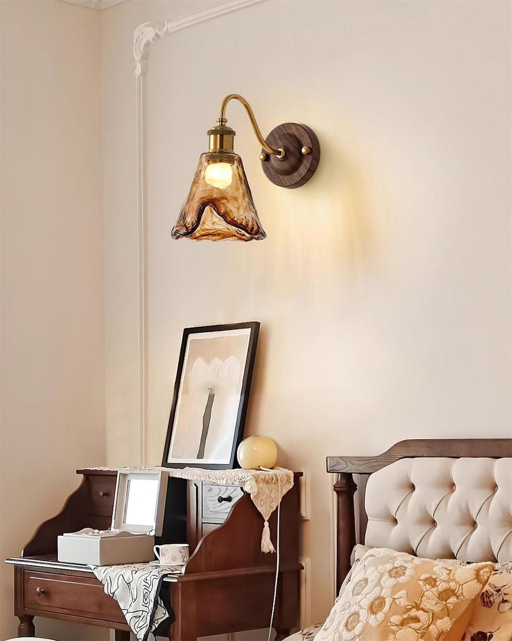 Modern vintagevägglampa — skärm i bärnstensfärgat glas, valnöt och guldfinish