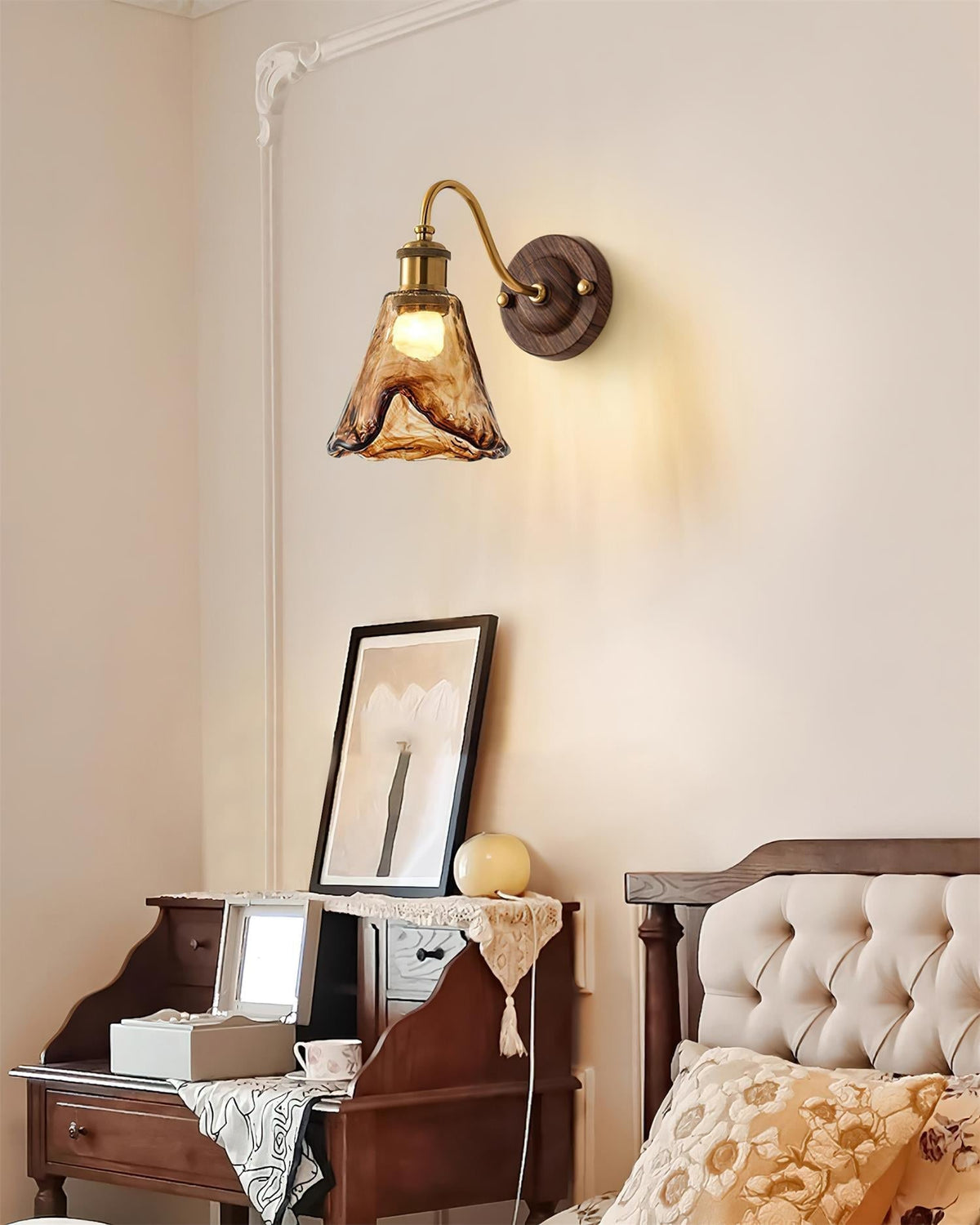 Modern vintagevägglampa — skärm i bärnstensfärgat glas, valnöt och guldfinish