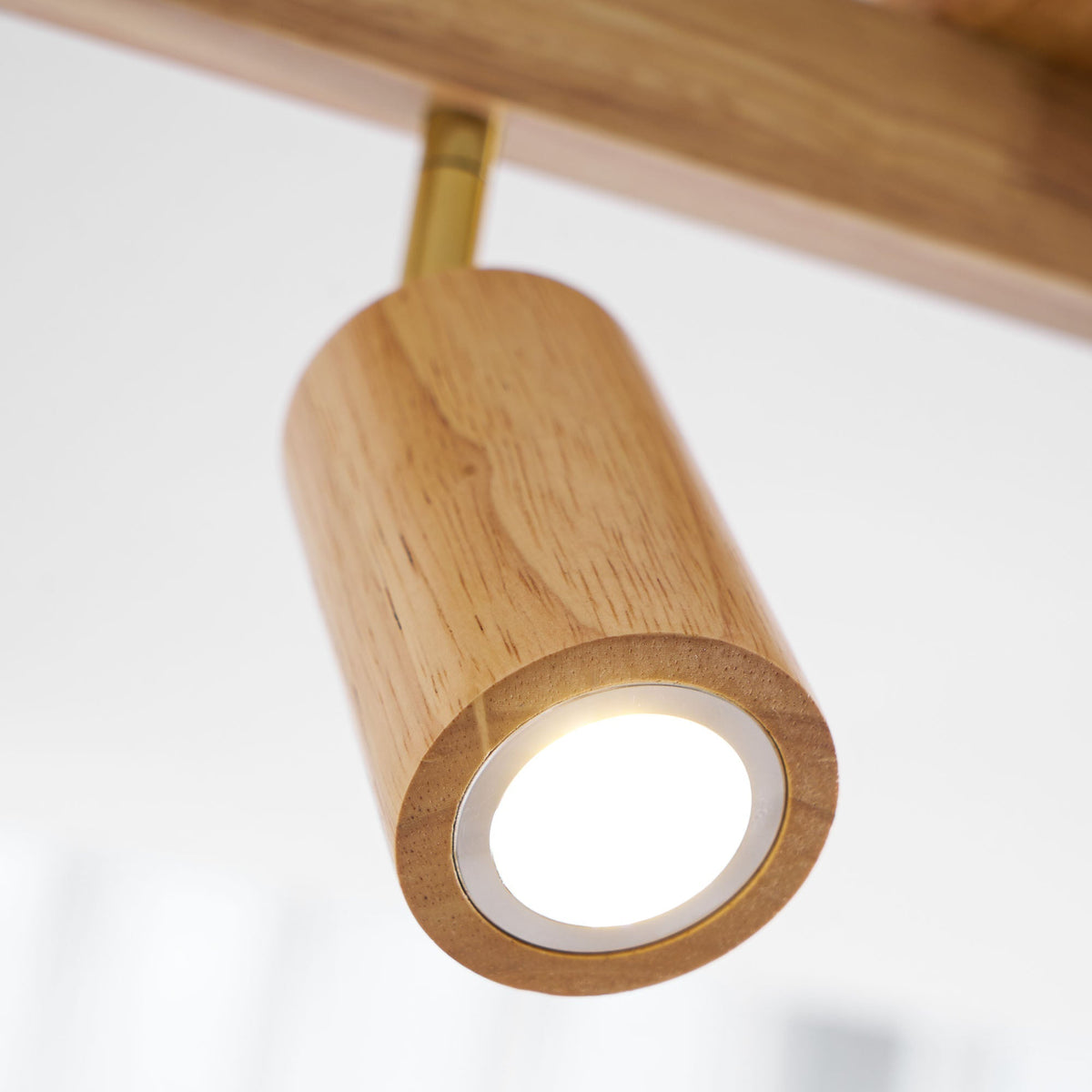 Schienenstrahler mit natürlichen Holzbalken
