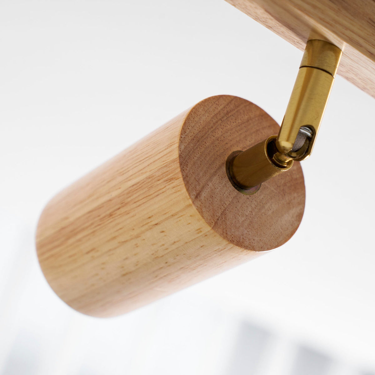 Schienenstrahler mit natürlichen Holzbalken