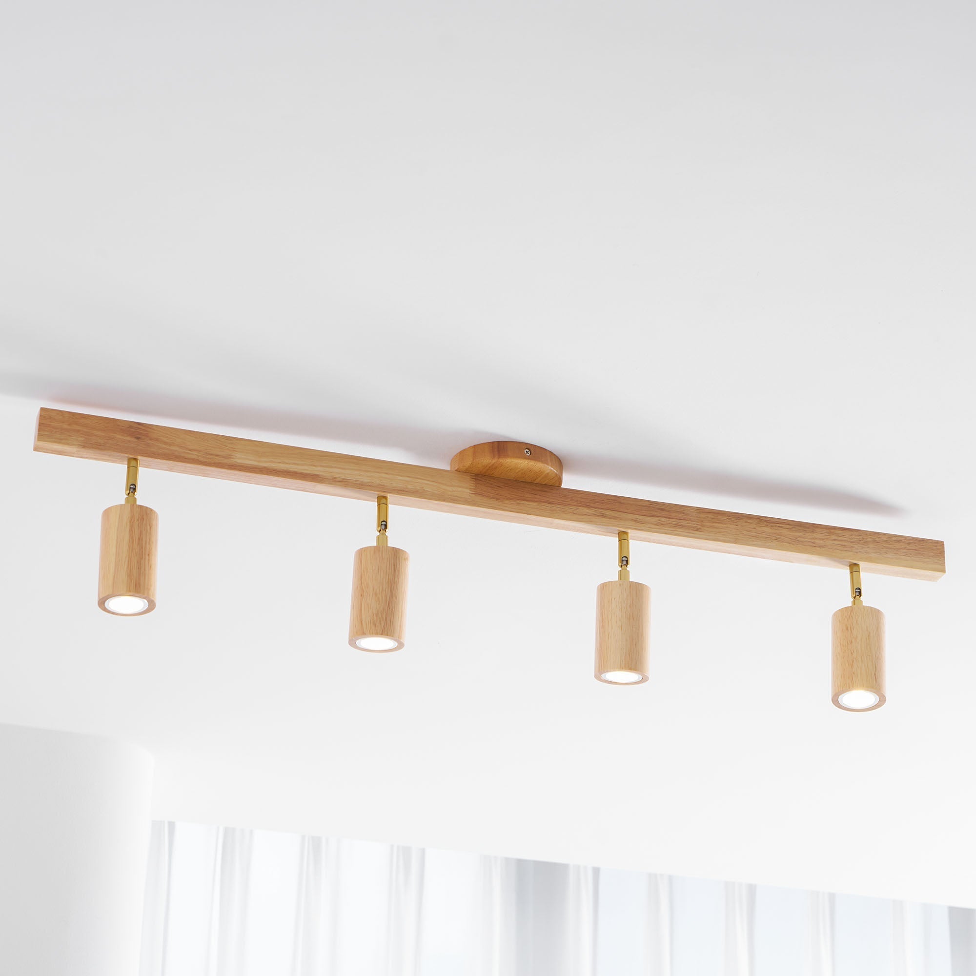 Schienenstrahler mit natürlichen Holzbalken