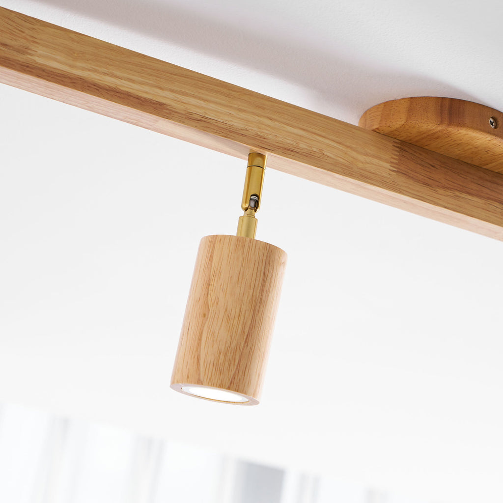 Schienenstrahler mit natürlichen Holzbalken