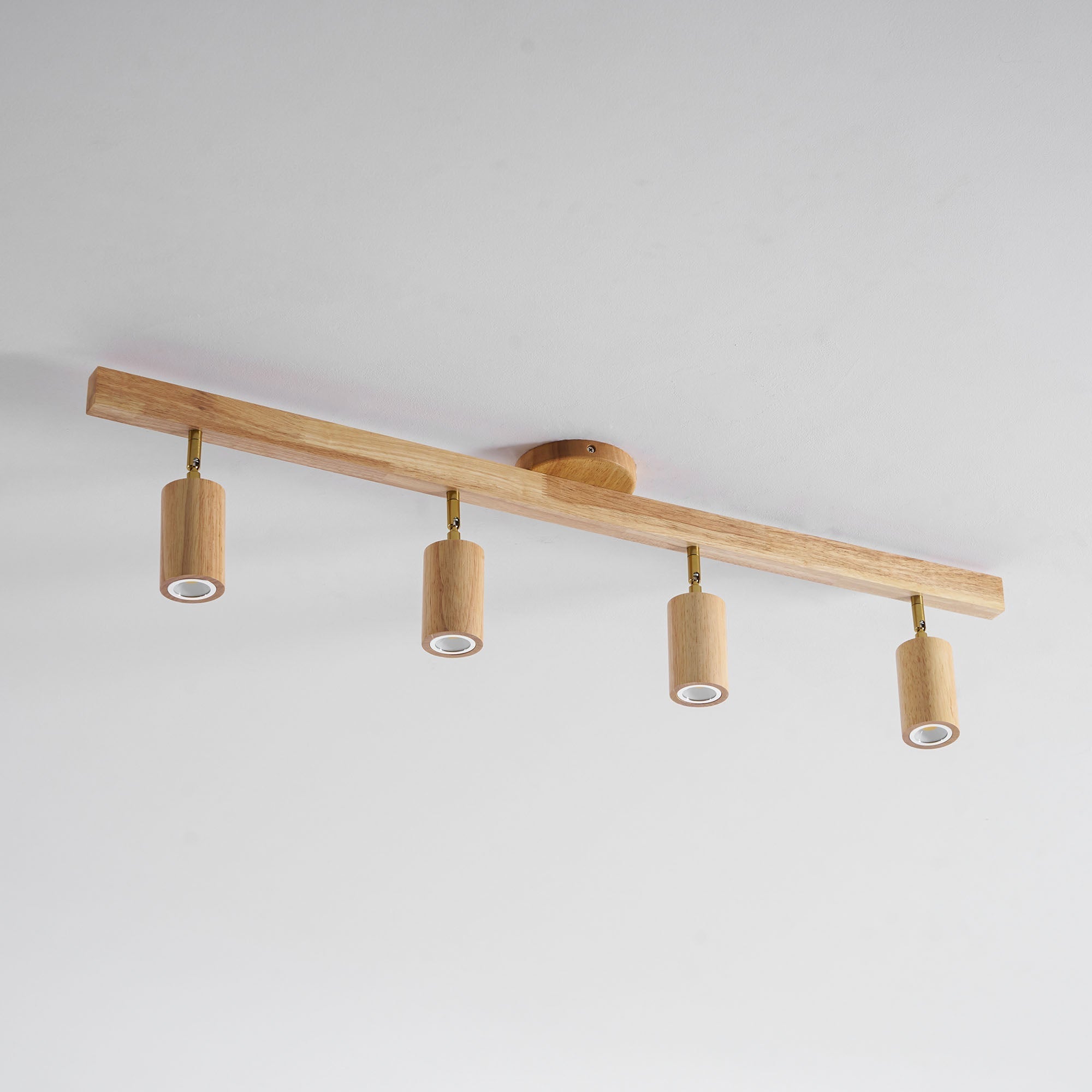 Schienenstrahler mit natürlichen Holzbalken