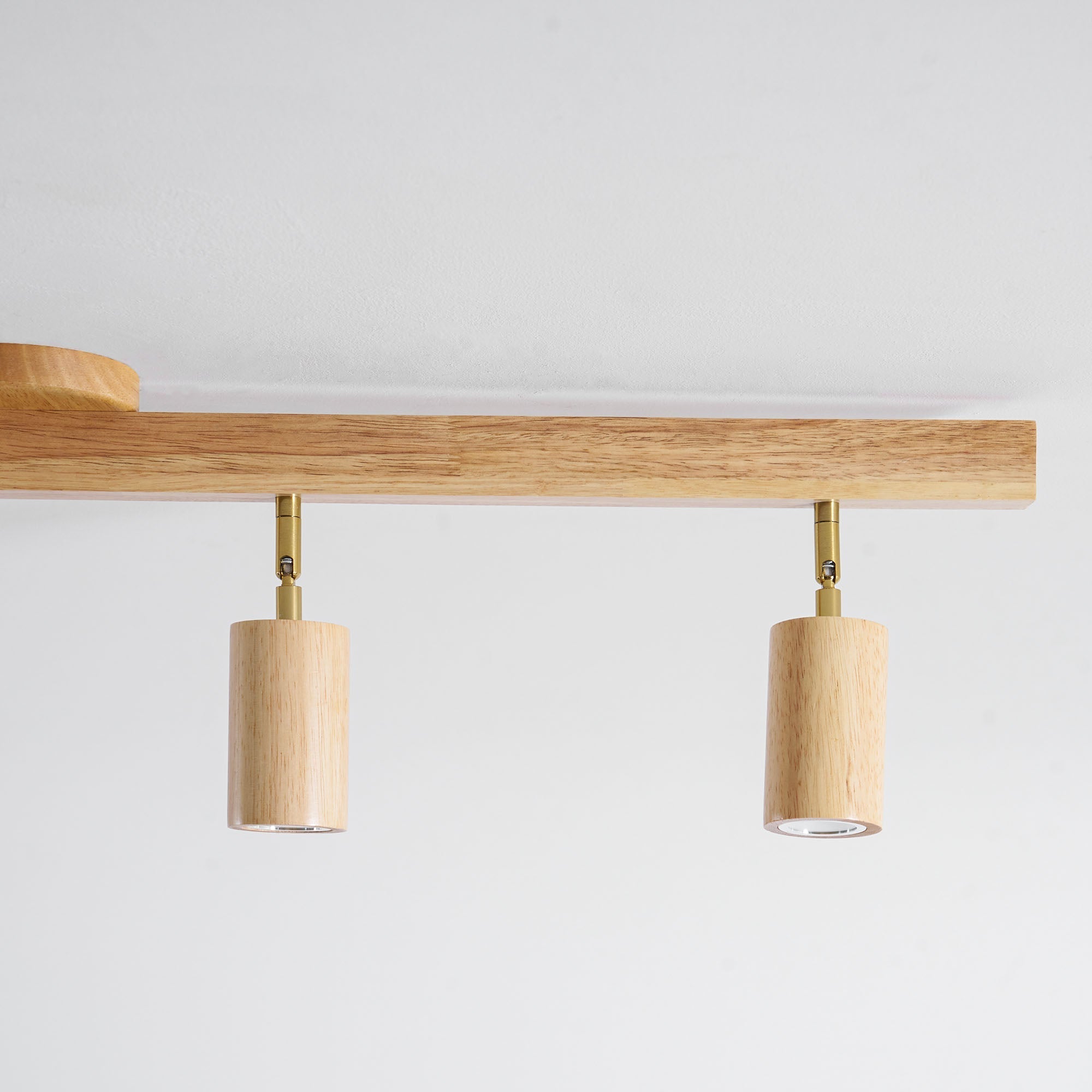 Schienenstrahler mit natürlichen Holzbalken