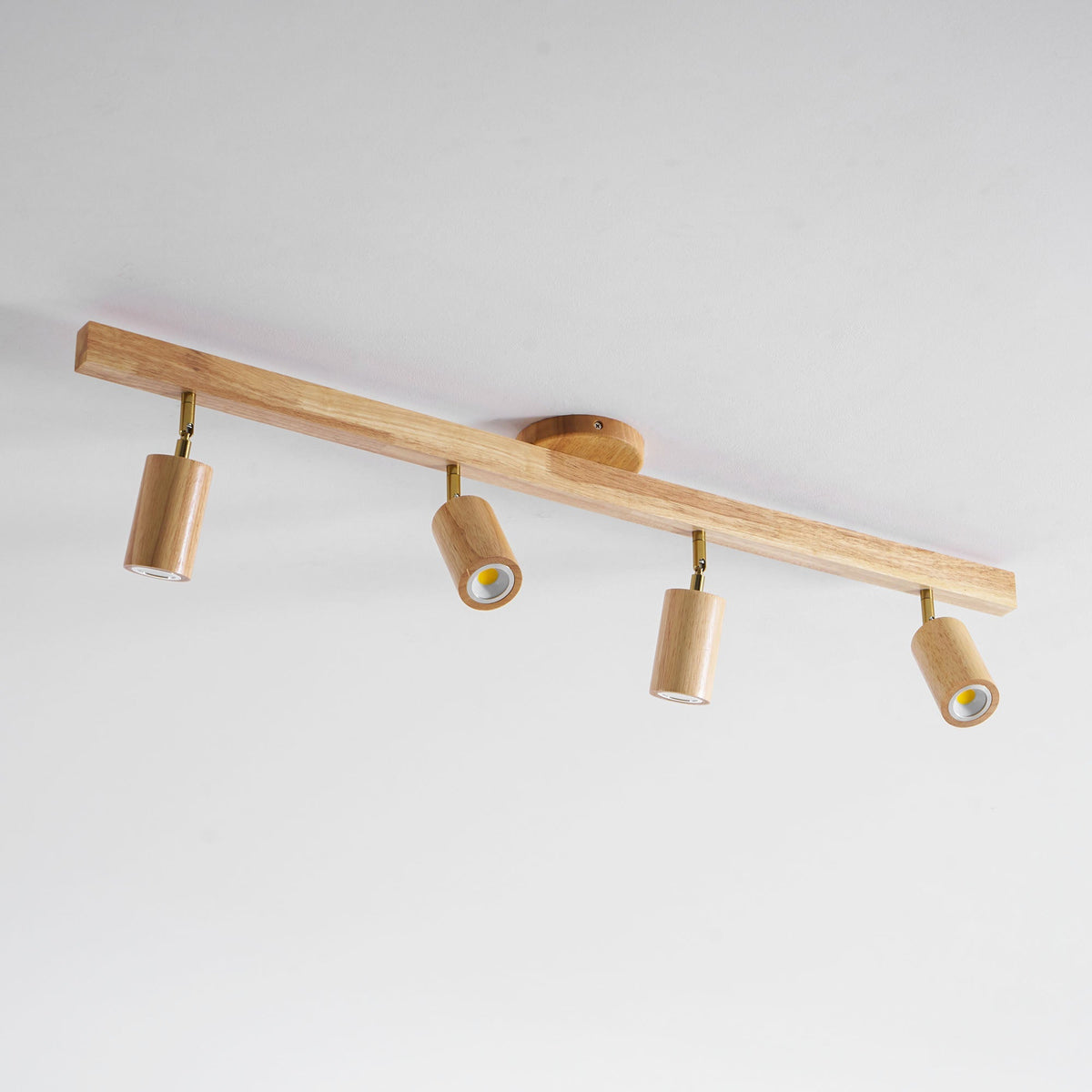 Schienenstrahler mit natürlichen Holzbalken