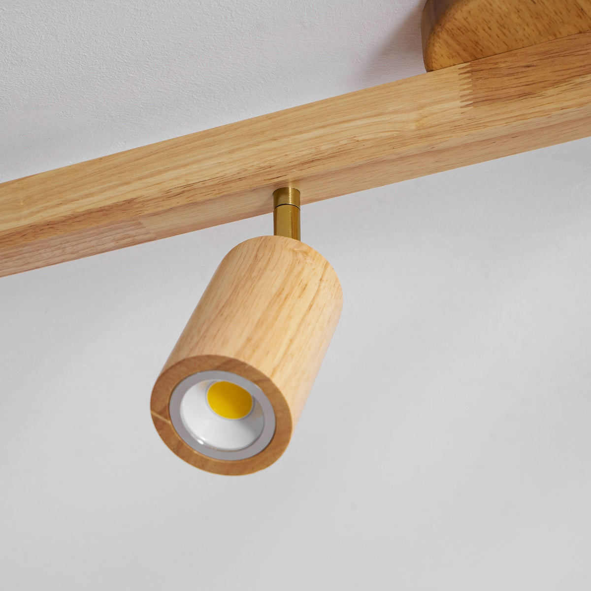 Schienenstrahler mit natürlichen Holzbalken