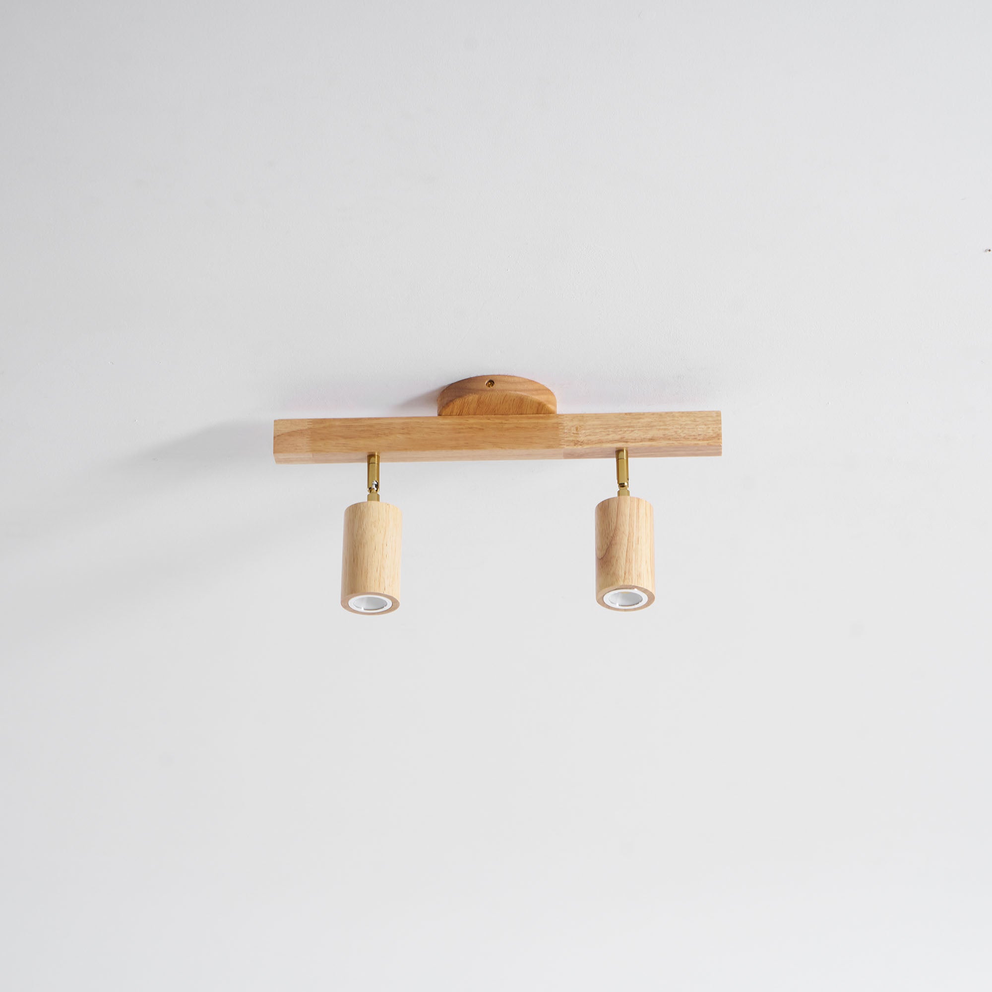 Schienenstrahler mit natürlichen Holzbalken