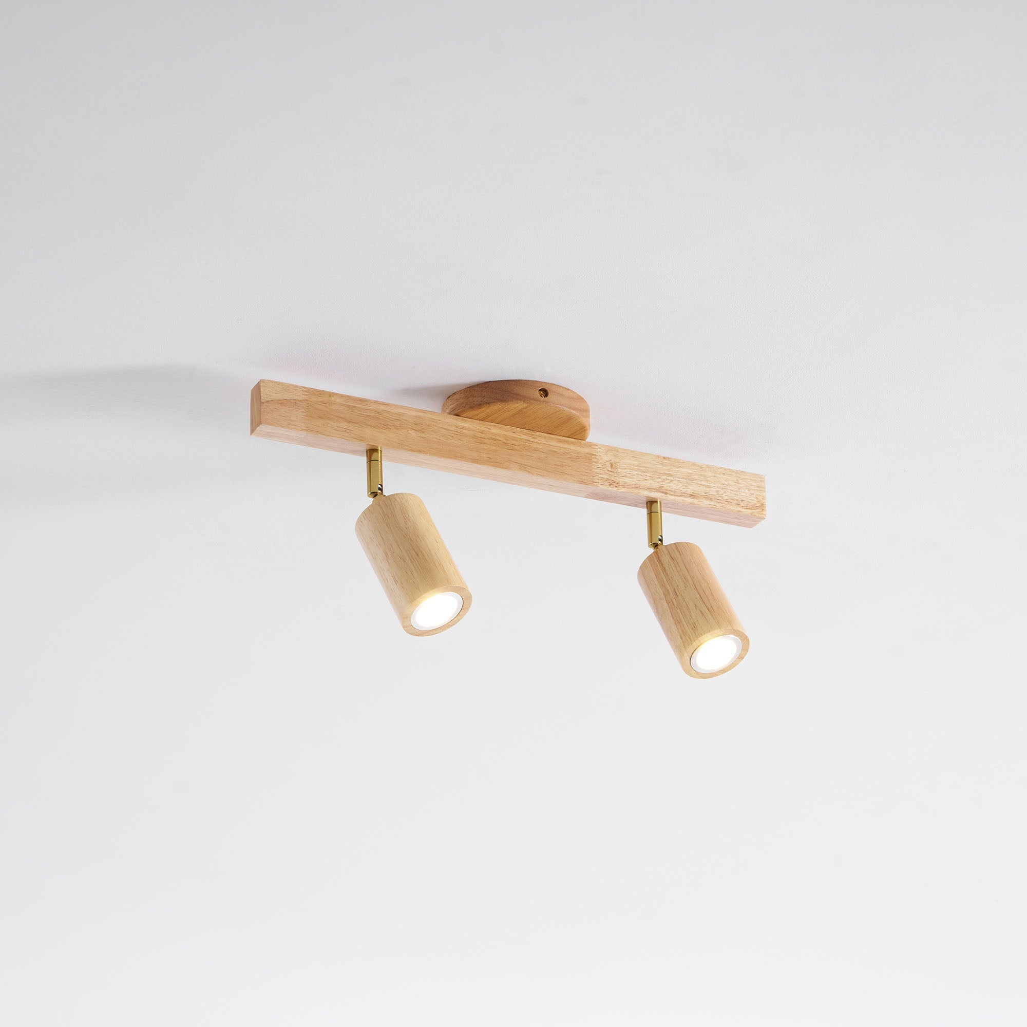 Schienenstrahler mit natürlichen Holzbalken