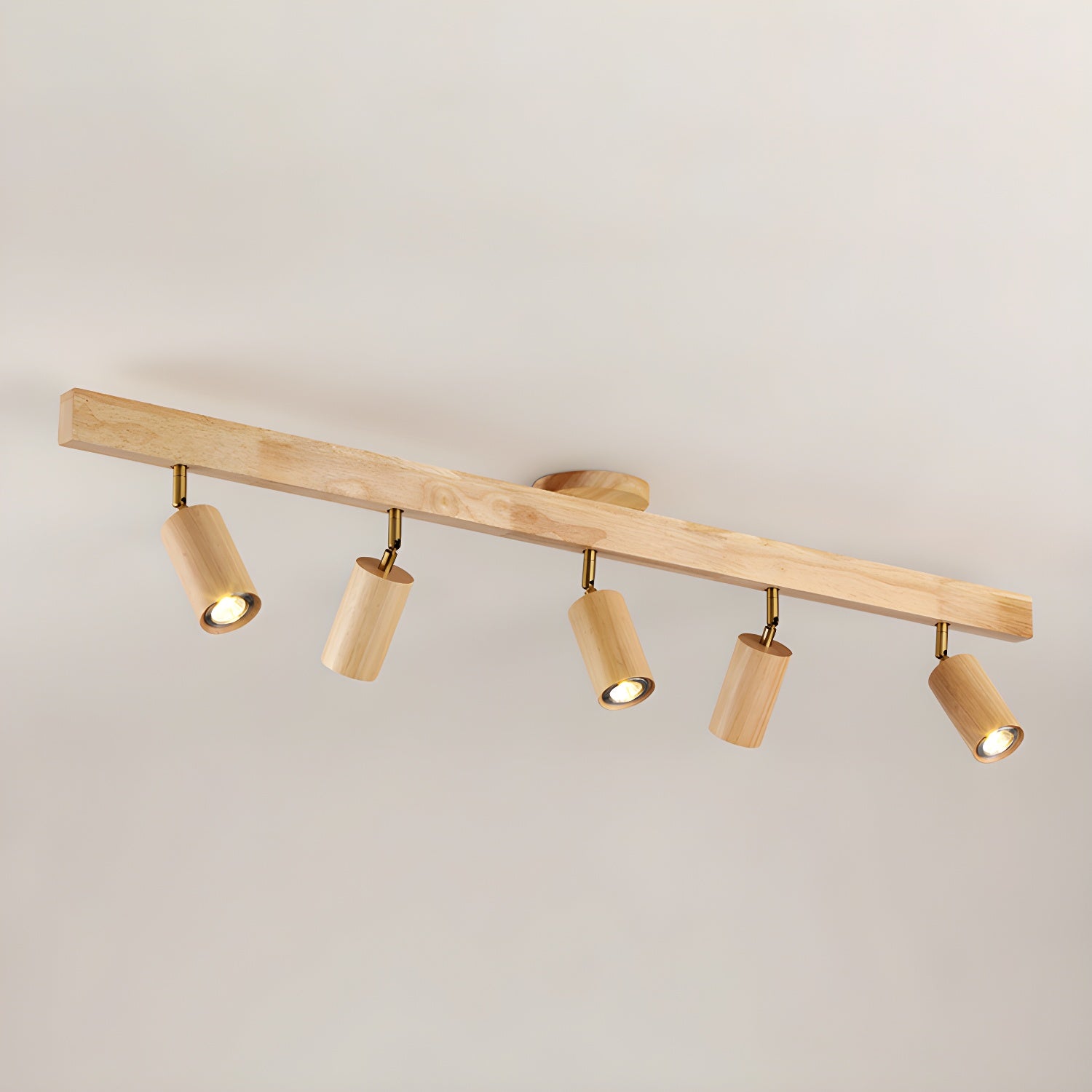 Schienenstrahler mit natürlichen Holzbalken