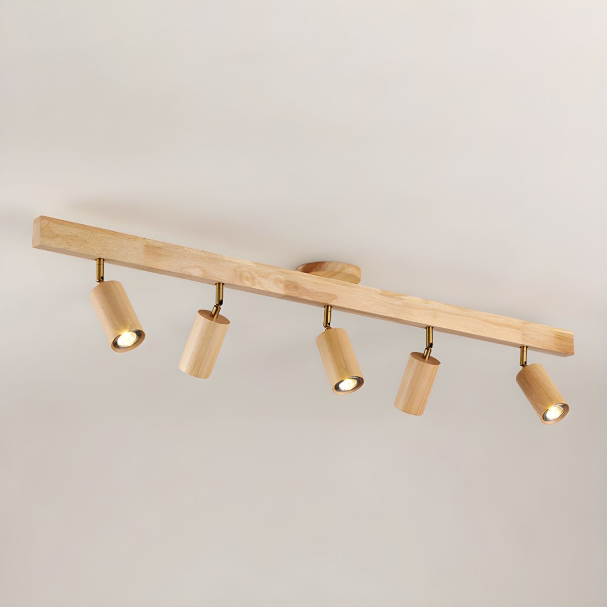 Schienenstrahler mit natürlichen Holzbalken