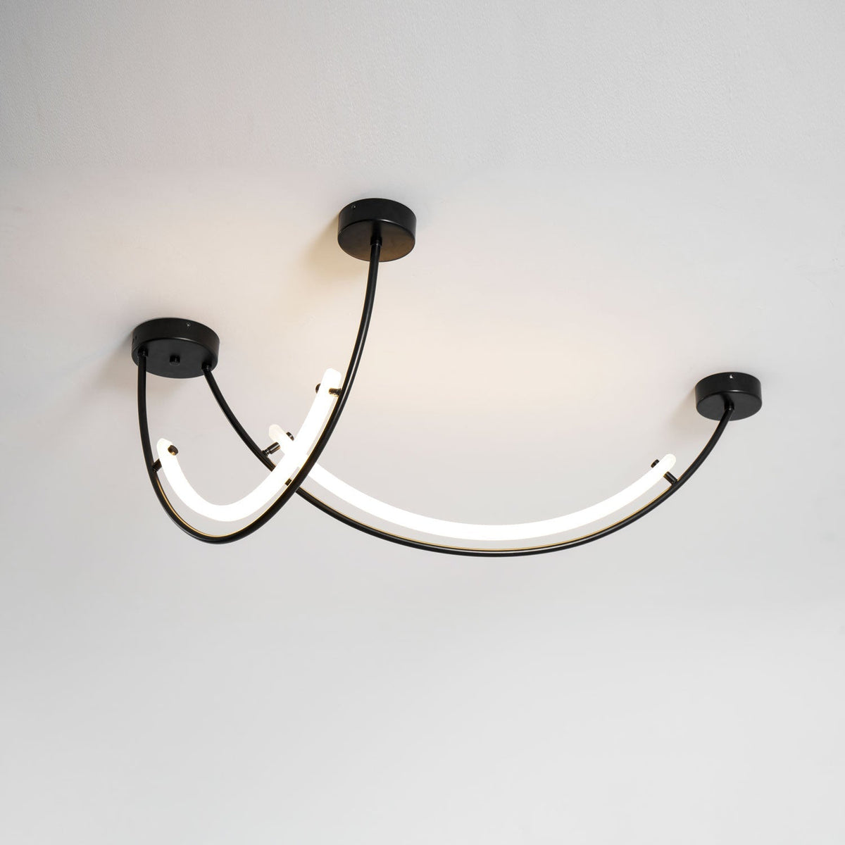Lampada a sospensione al neon doppia sfalsata — illuminazione integrata da 3000 K