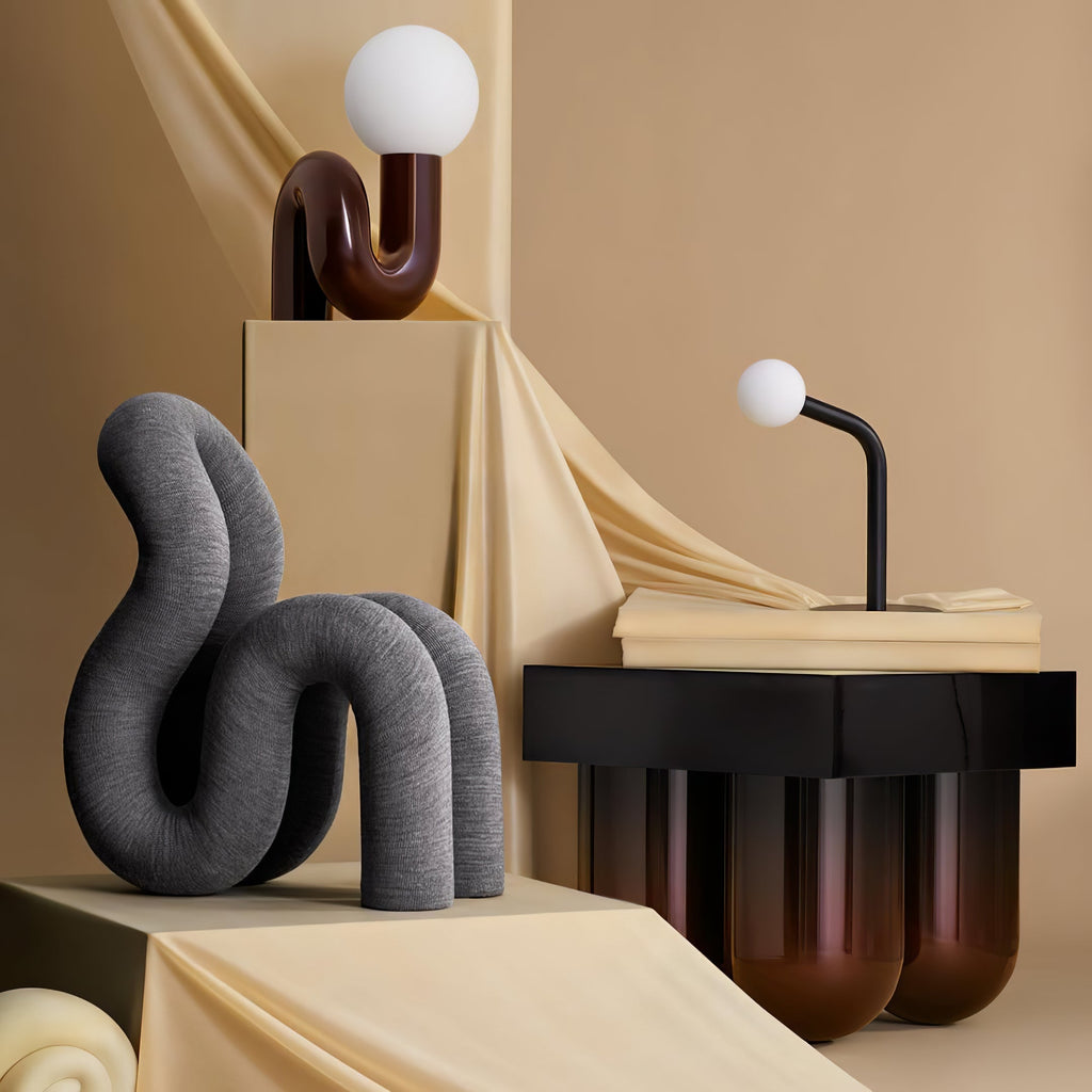 Candeeiro de mesa lúdico em forma de N — Forma orgânica escultural