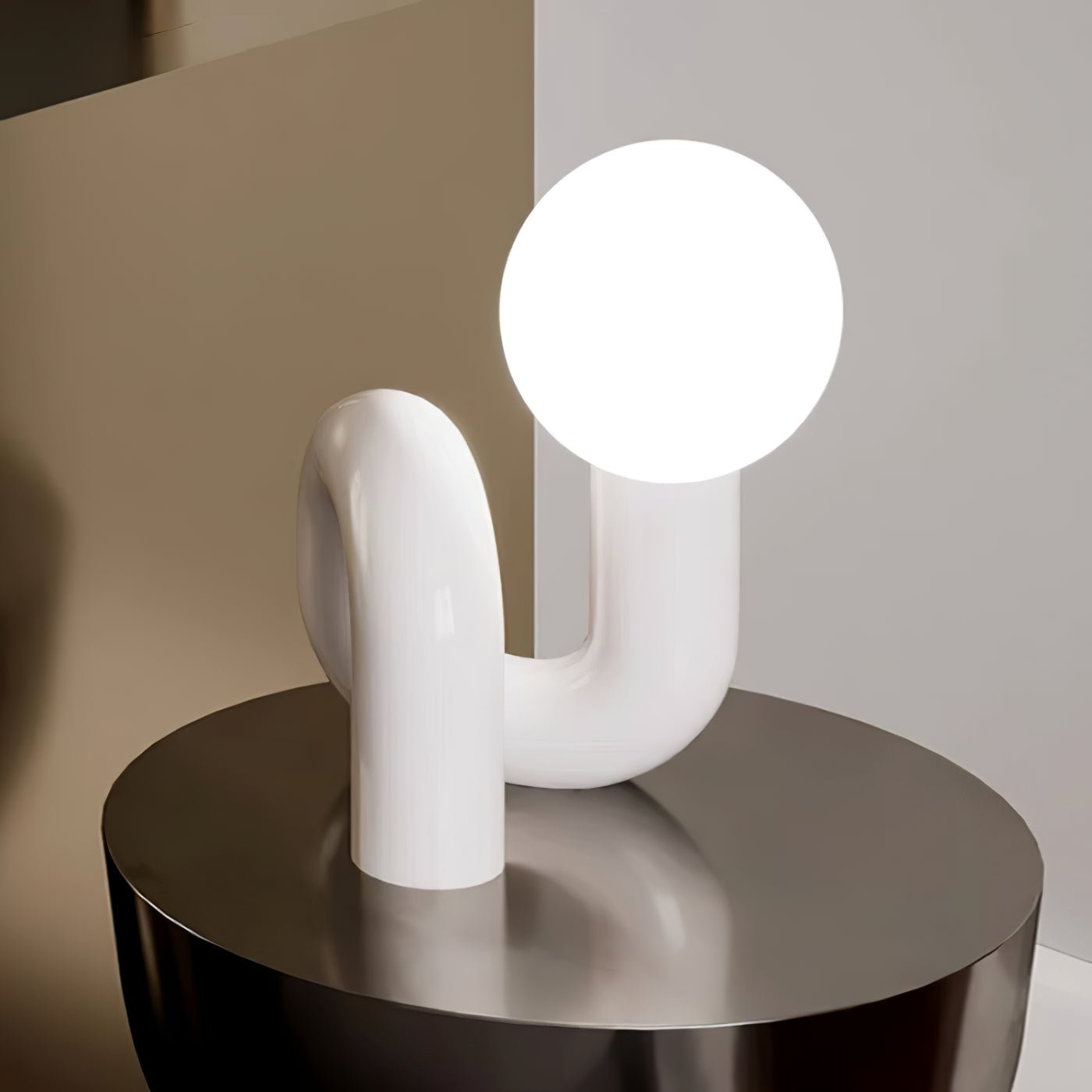 Candeeiro de mesa lúdico em forma de N — Forma orgânica escultural
