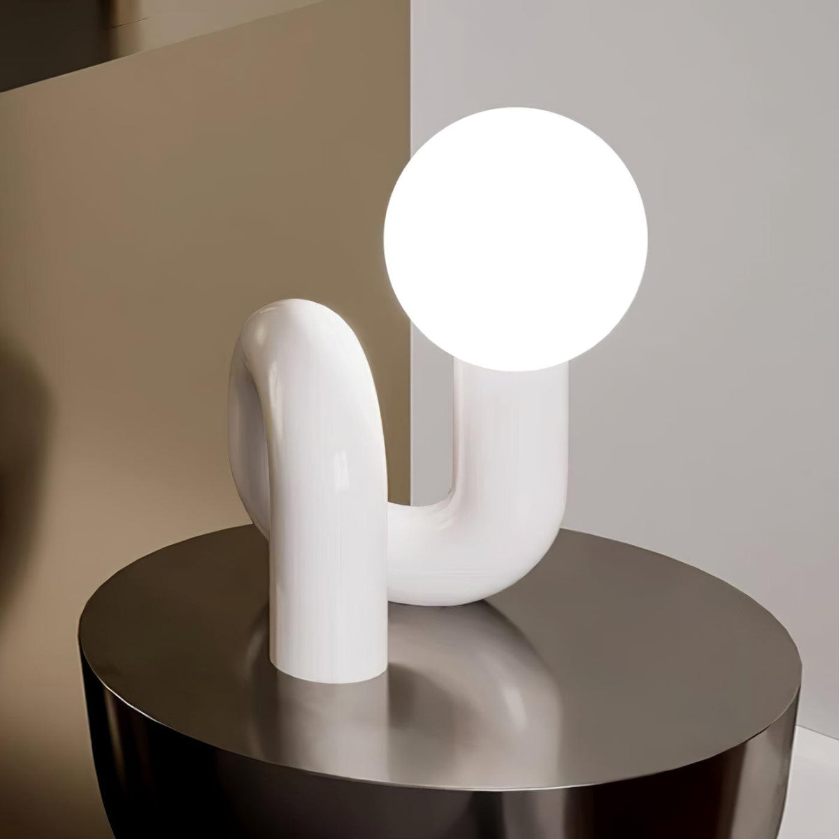 Candeeiro de mesa lúdico em forma de N — Forma orgânica escultural
