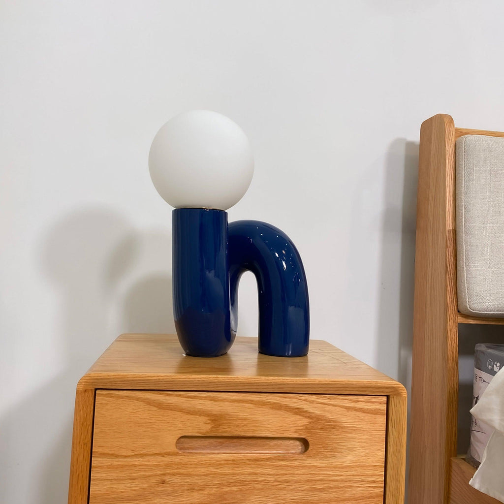 Candeeiro de mesa lúdico em forma de N — Forma orgânica escultural