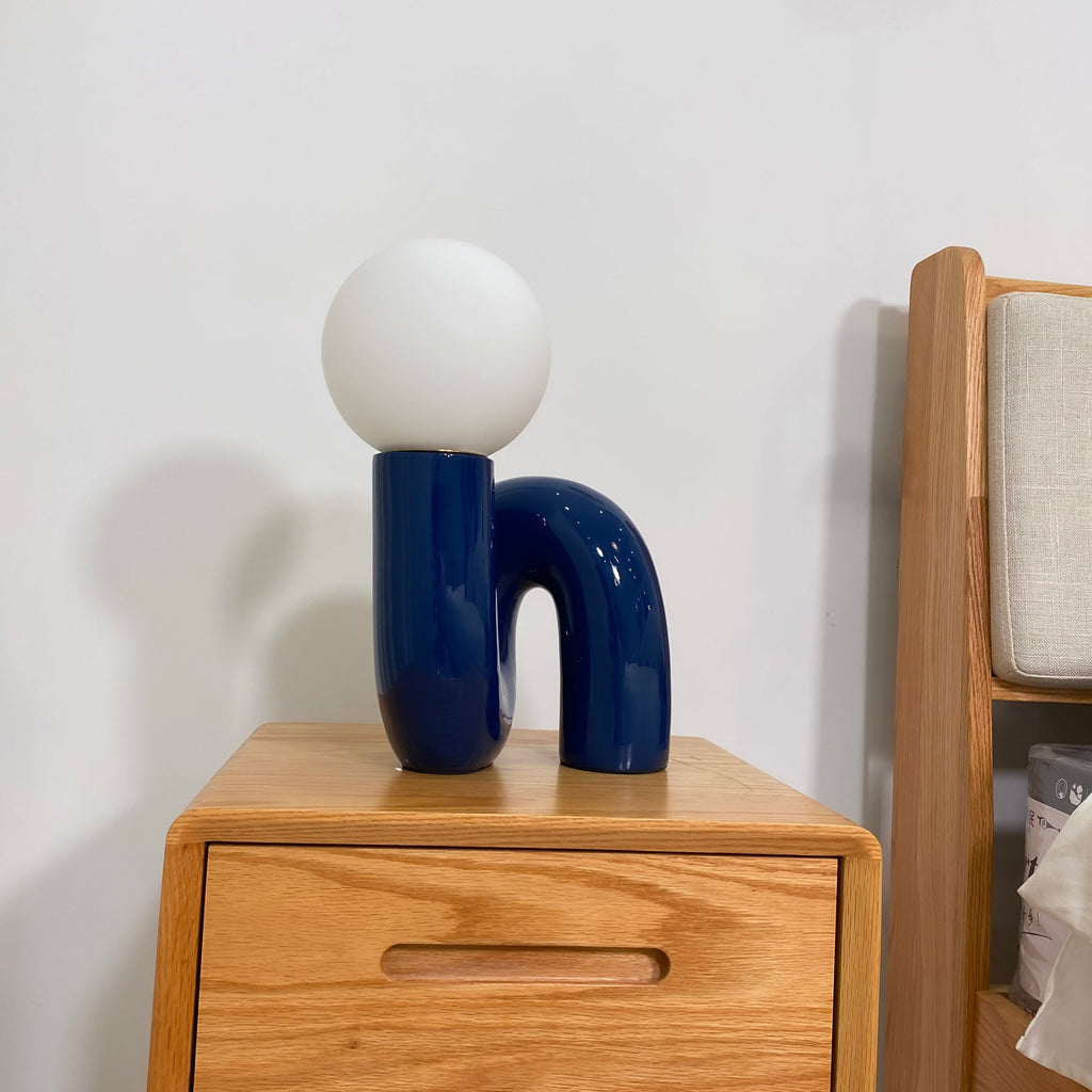 Candeeiro de mesa lúdico em forma de N — Forma orgânica escultural