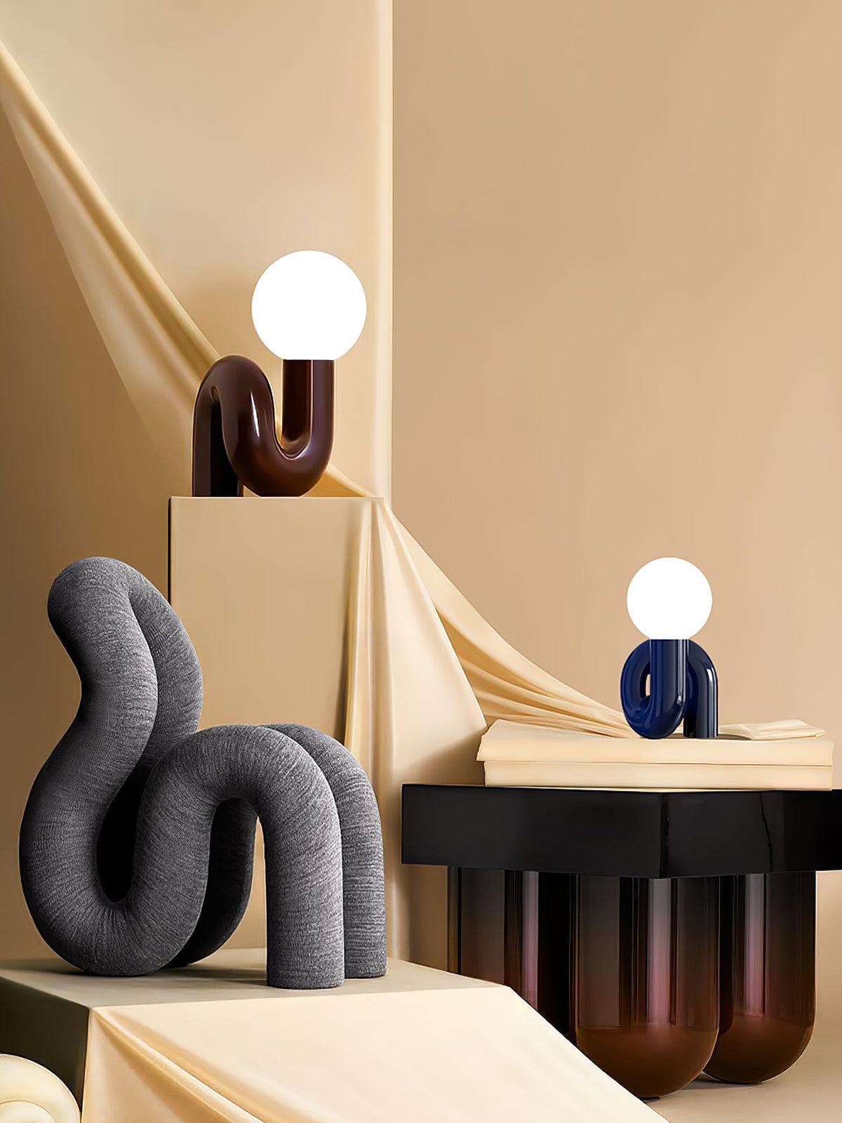 Candeeiro de mesa lúdico em forma de N — Forma orgânica escultural