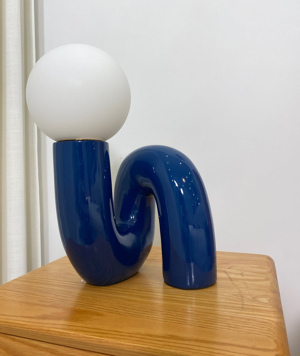 Candeeiro de mesa lúdico em forma de N — Forma orgânica escultural