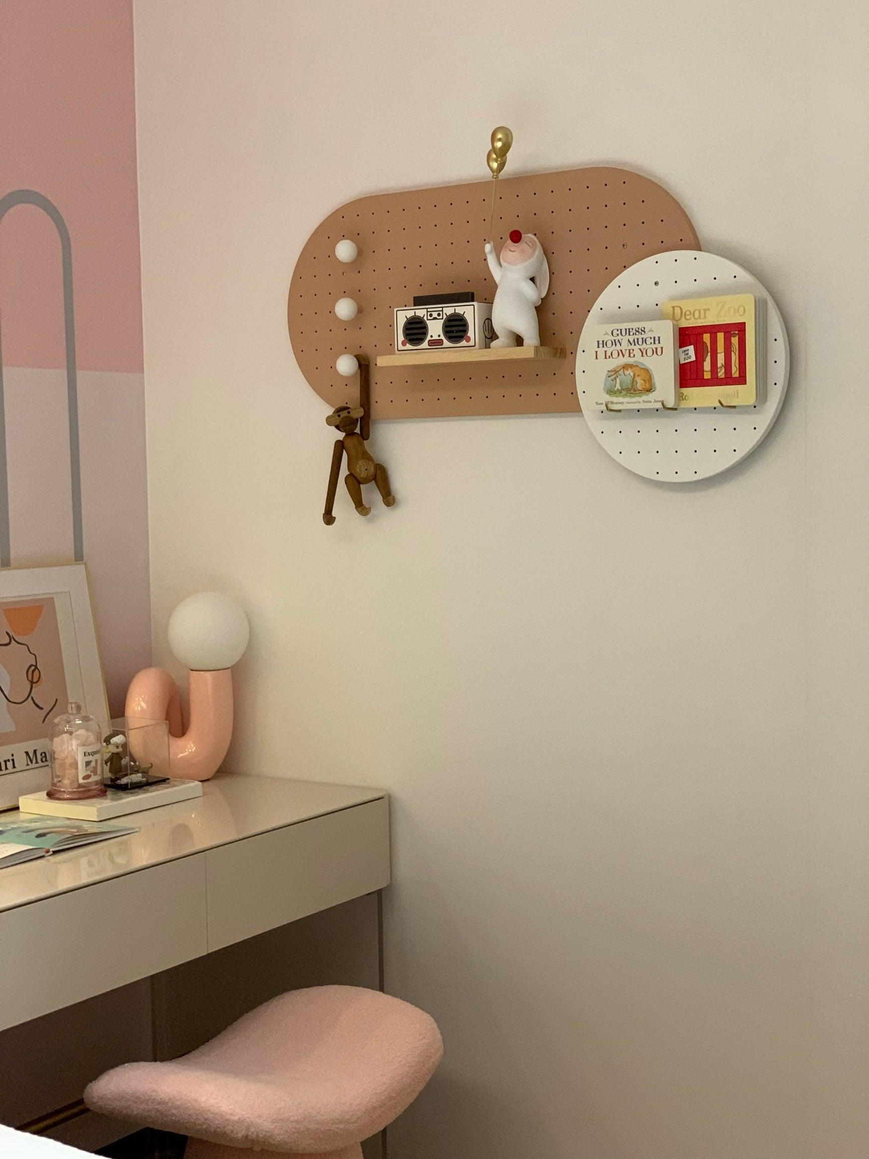 Candeeiro de mesa lúdico em forma de N — Forma orgânica escultural