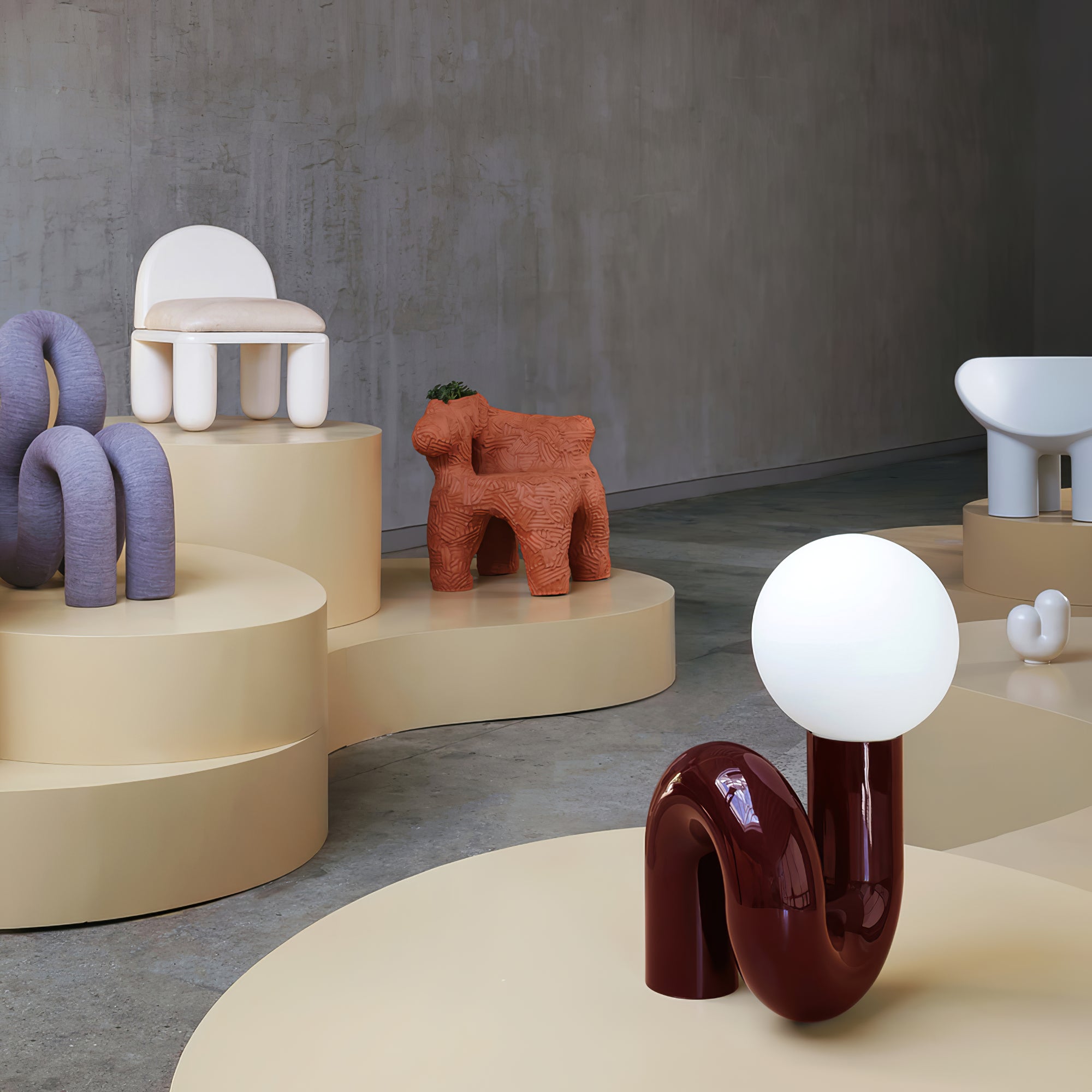 Candeeiro de mesa lúdico em forma de N — Forma orgânica escultural