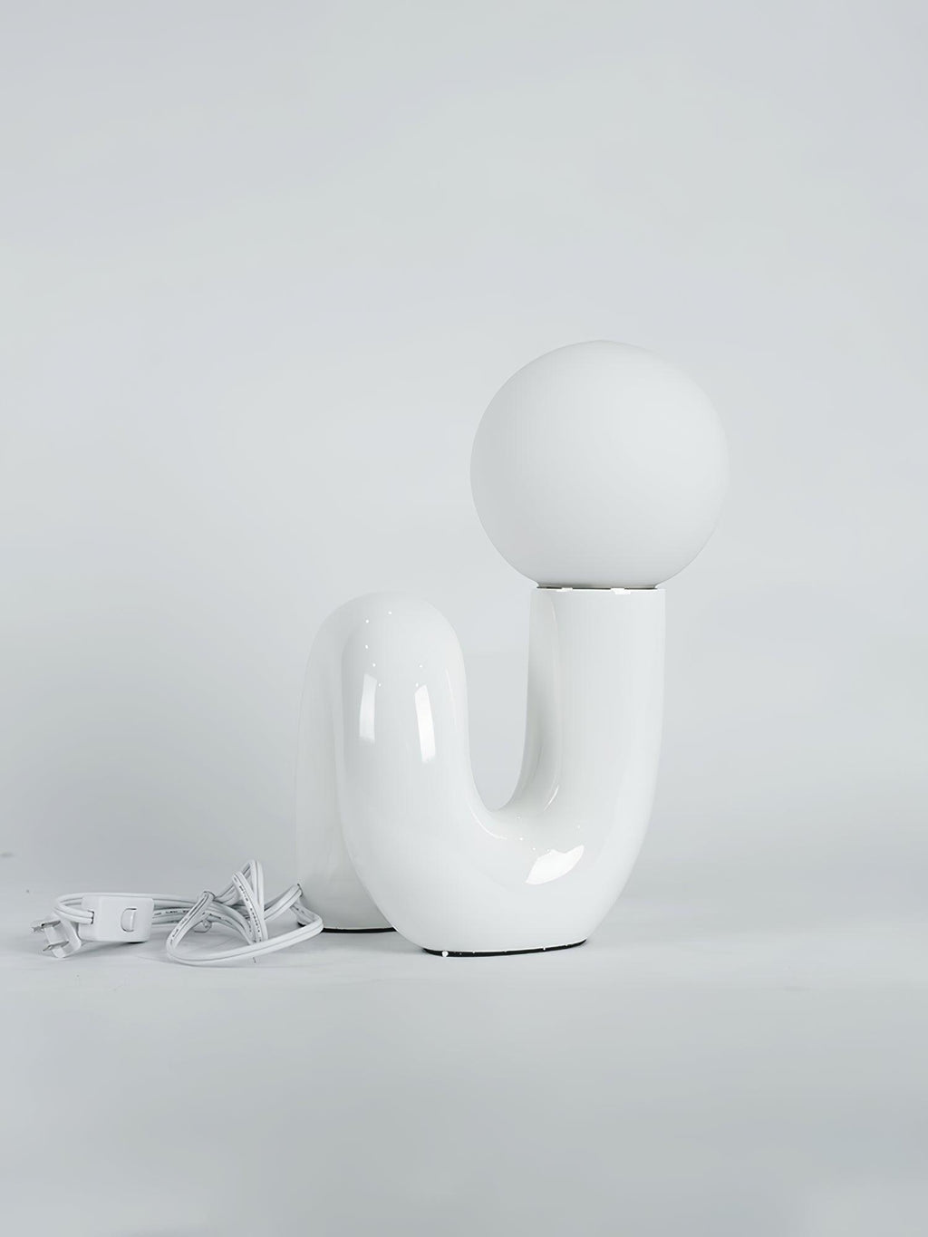 Candeeiro de mesa lúdico em forma de N — Forma orgânica escultural